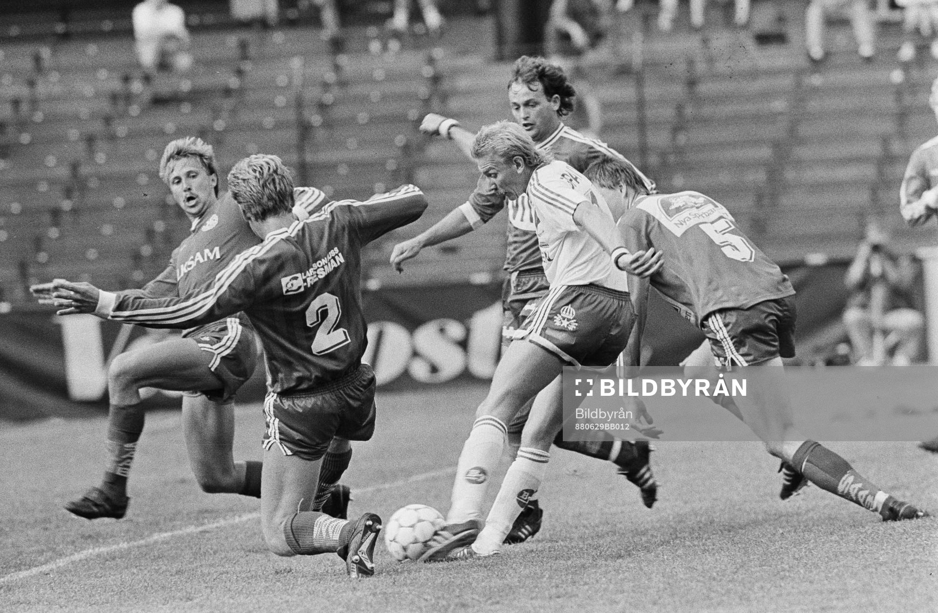 Matchens lirare Jan Hellström, Norrköping uppvaktas av