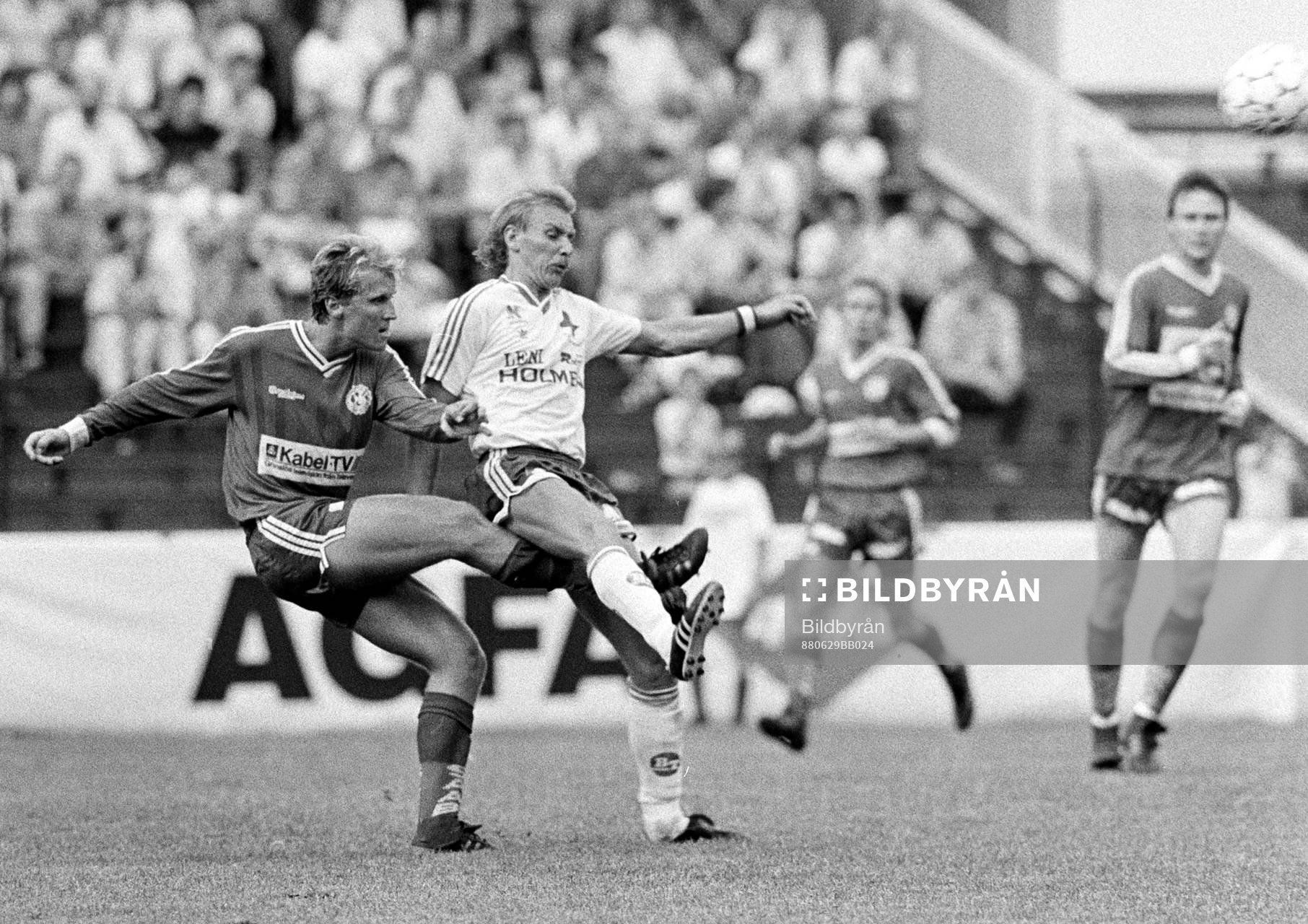  Tommy Ståhl, Örebro i kamp med matchens lirare Jan Hellström, Norrköping.
