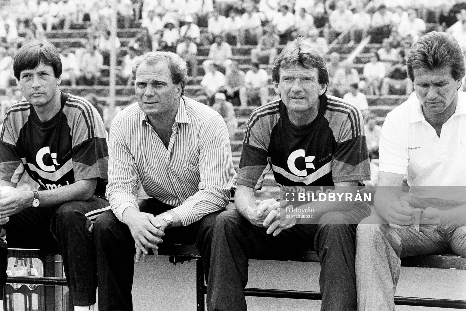 Fotboll, Bundesliga, Bayern München - Eintracht Frankfurt, 3-0: Uli Hoeness, sportchef i Bayern München näst längst till vänster.