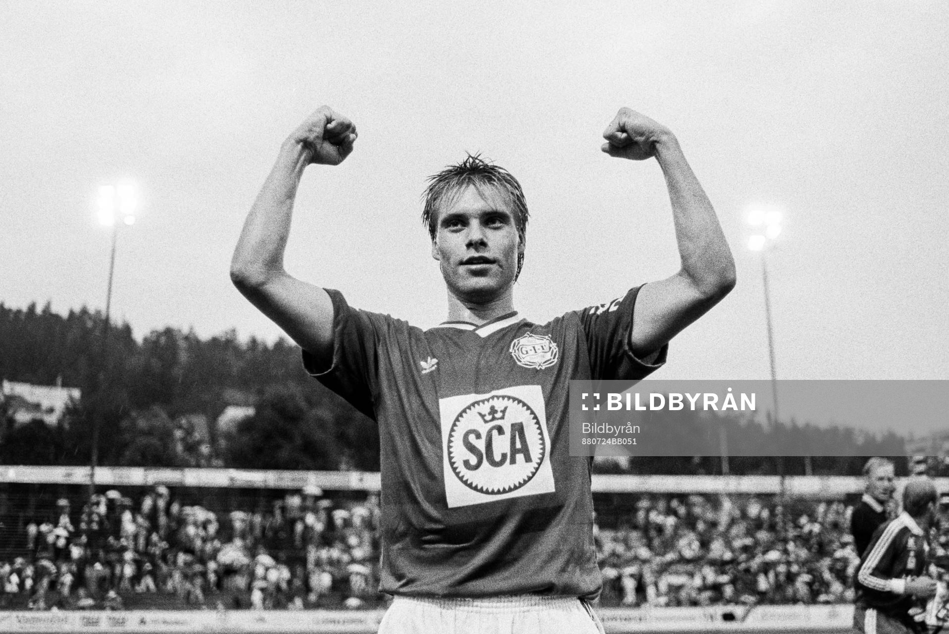 Fotboll, Allsvenskan, GIF Sundsvall - IFK Norrköping, 2-2: Sundsvalls tvåmålsskytt Magnus Wikström jublar efter matchen.