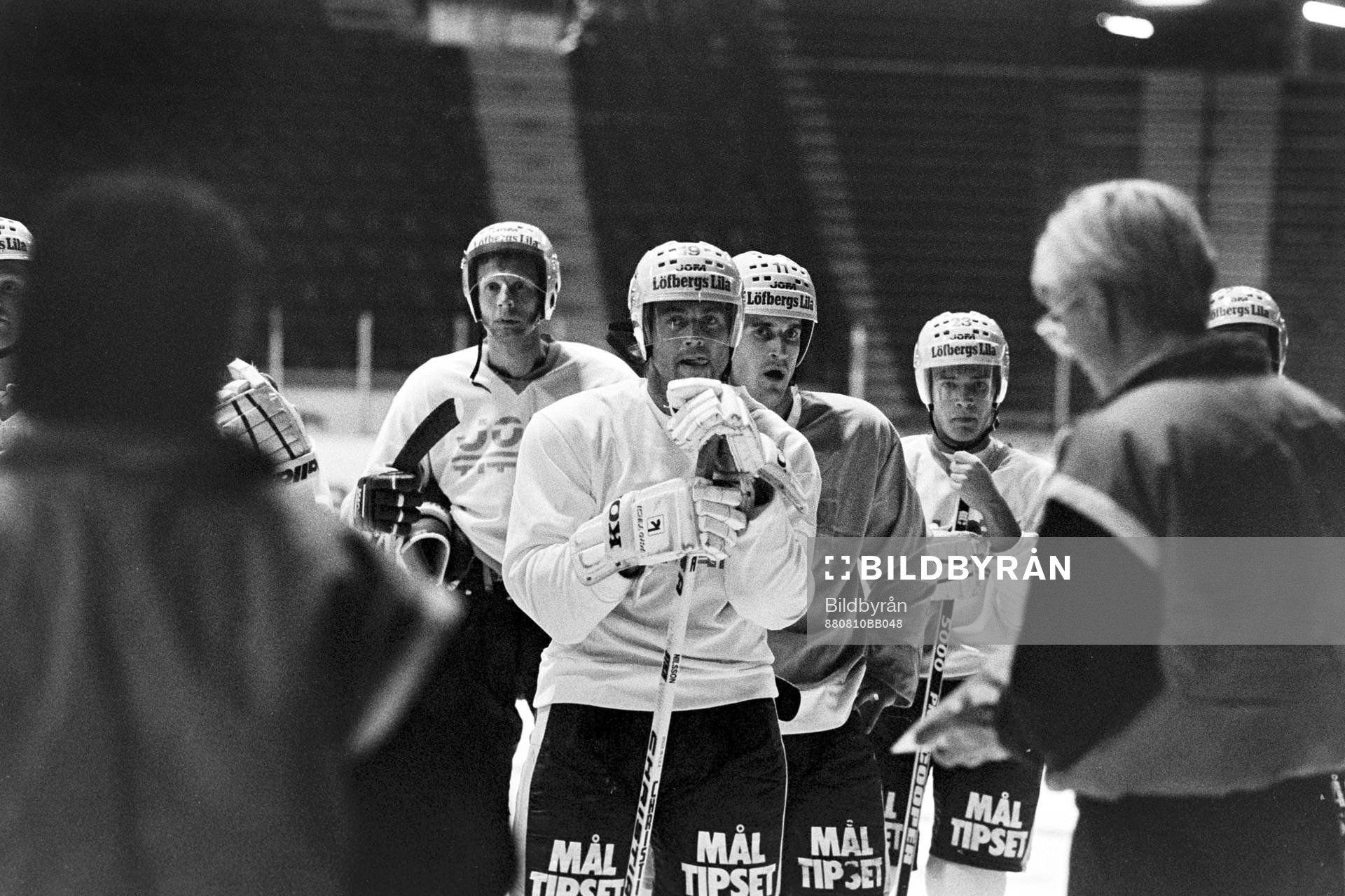 Kent Nilsson lyssnar på tränarna Lars Falk och Tommy