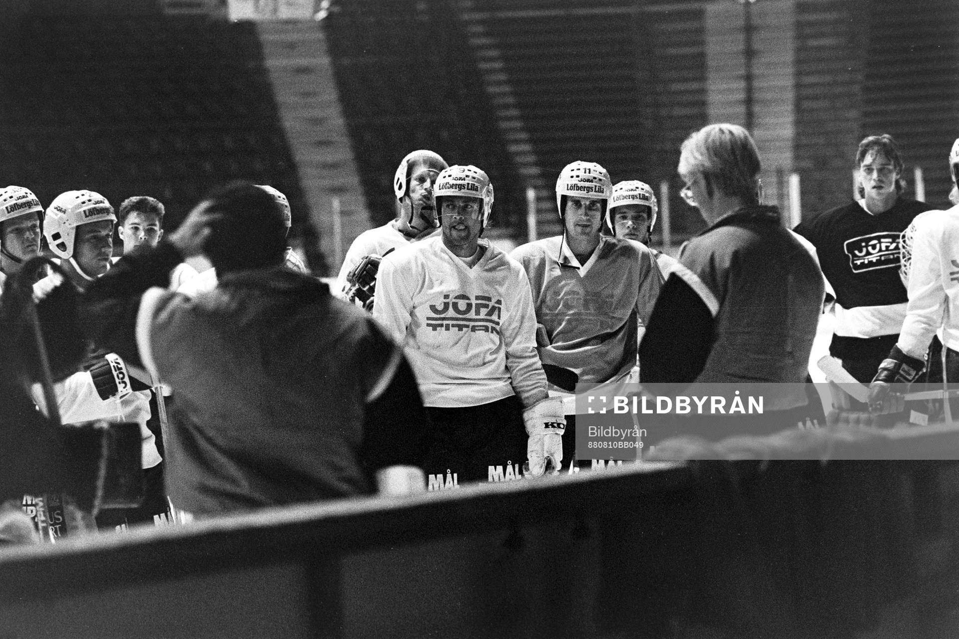 Kent Nilsson lyssnar på tränarna Lars Falk och Tommy