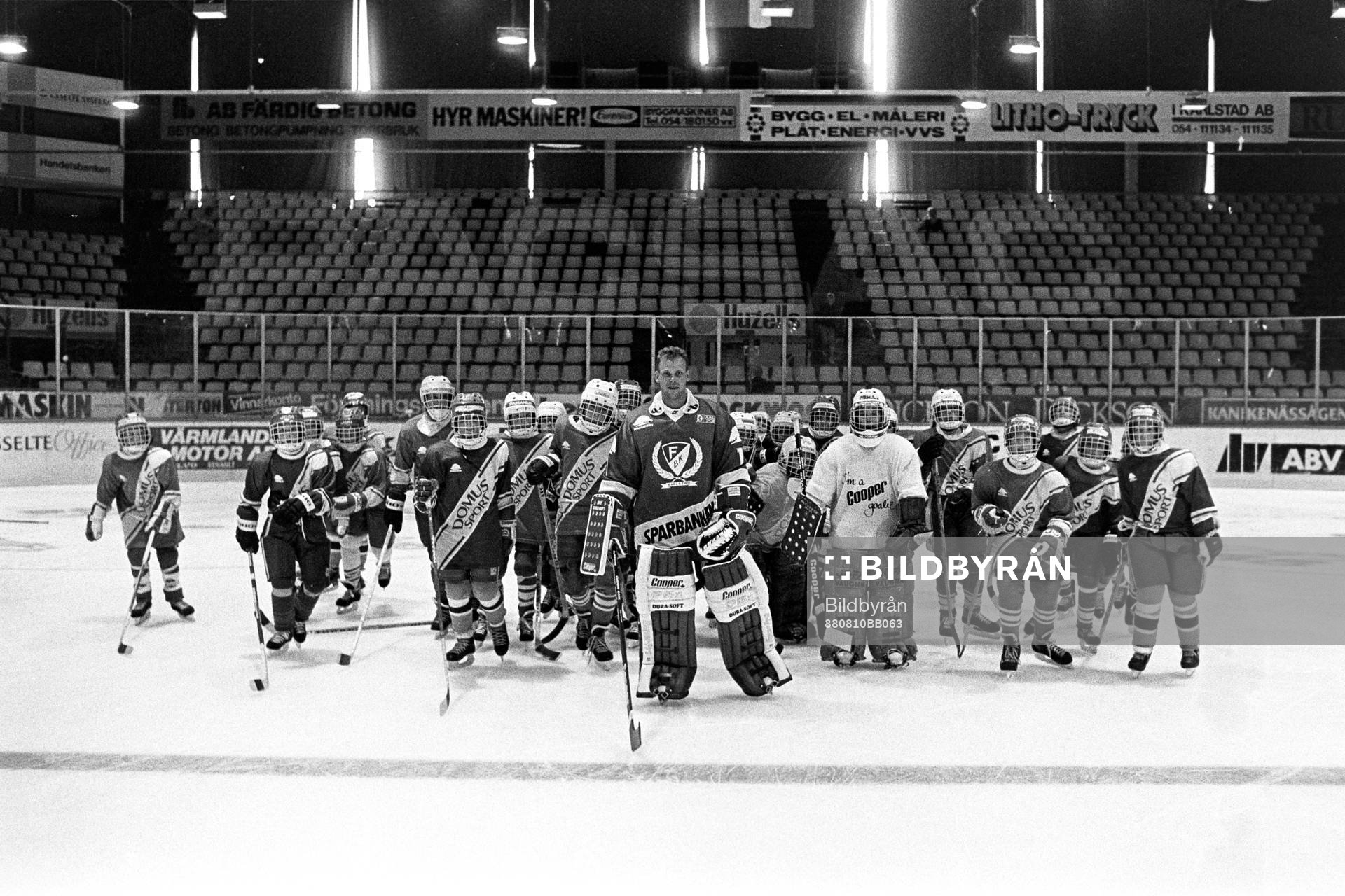 Anders Bergman, målvakt i Färjestad med ungdomar i klubben