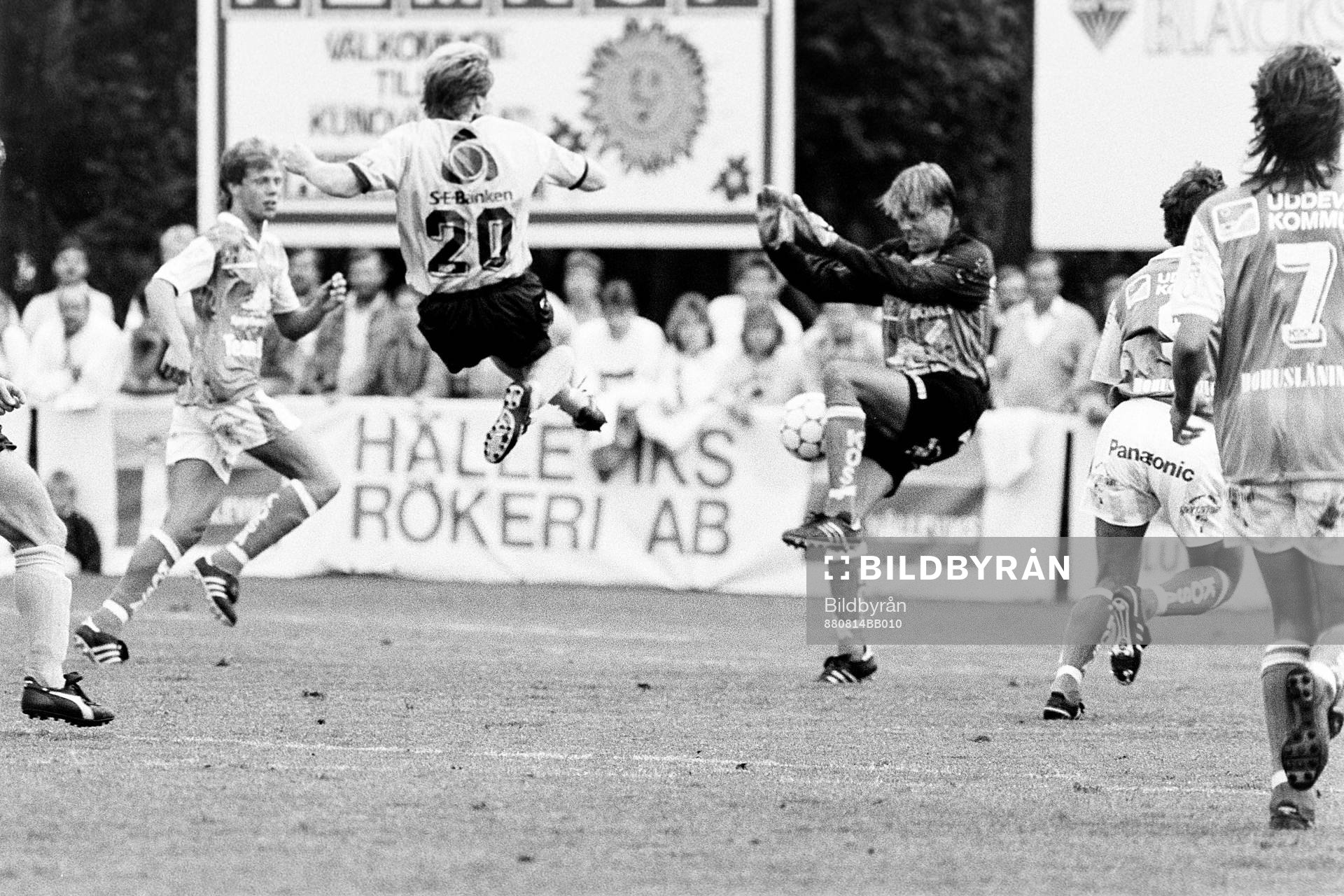 Fotboll, Div 1 Södra, Mjällby - Oddevold, 1-1: Tomas Johansson, Mjällby gör 1-0.