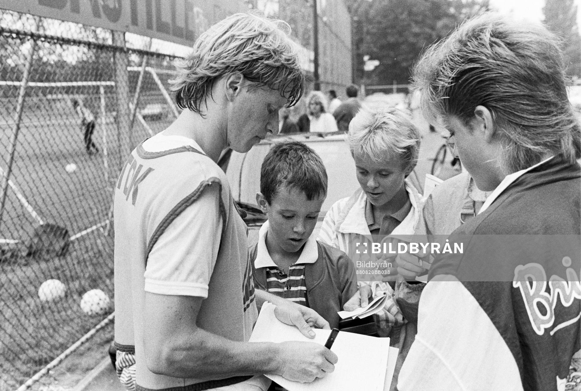 Stefan Pettersson skriver autografer på en träning