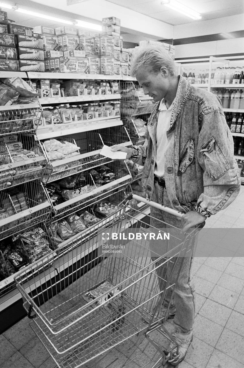 Peter Larsson handlar i en butik