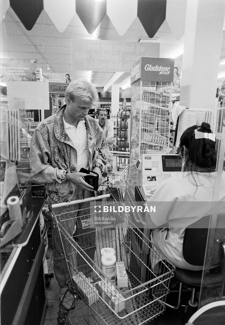 Peter Larsson handlar i en butik