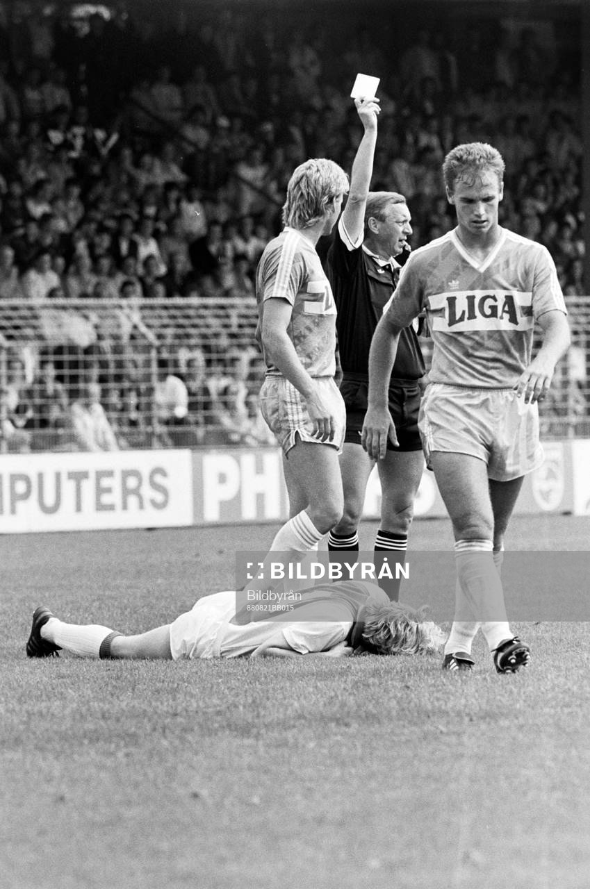 Fotboll, Eredivisie, Ajax - Fortuna Sittard, 1-2: Stefan Pettersson, Ajax ligger skadad på planen och domaren delar ut en varning.