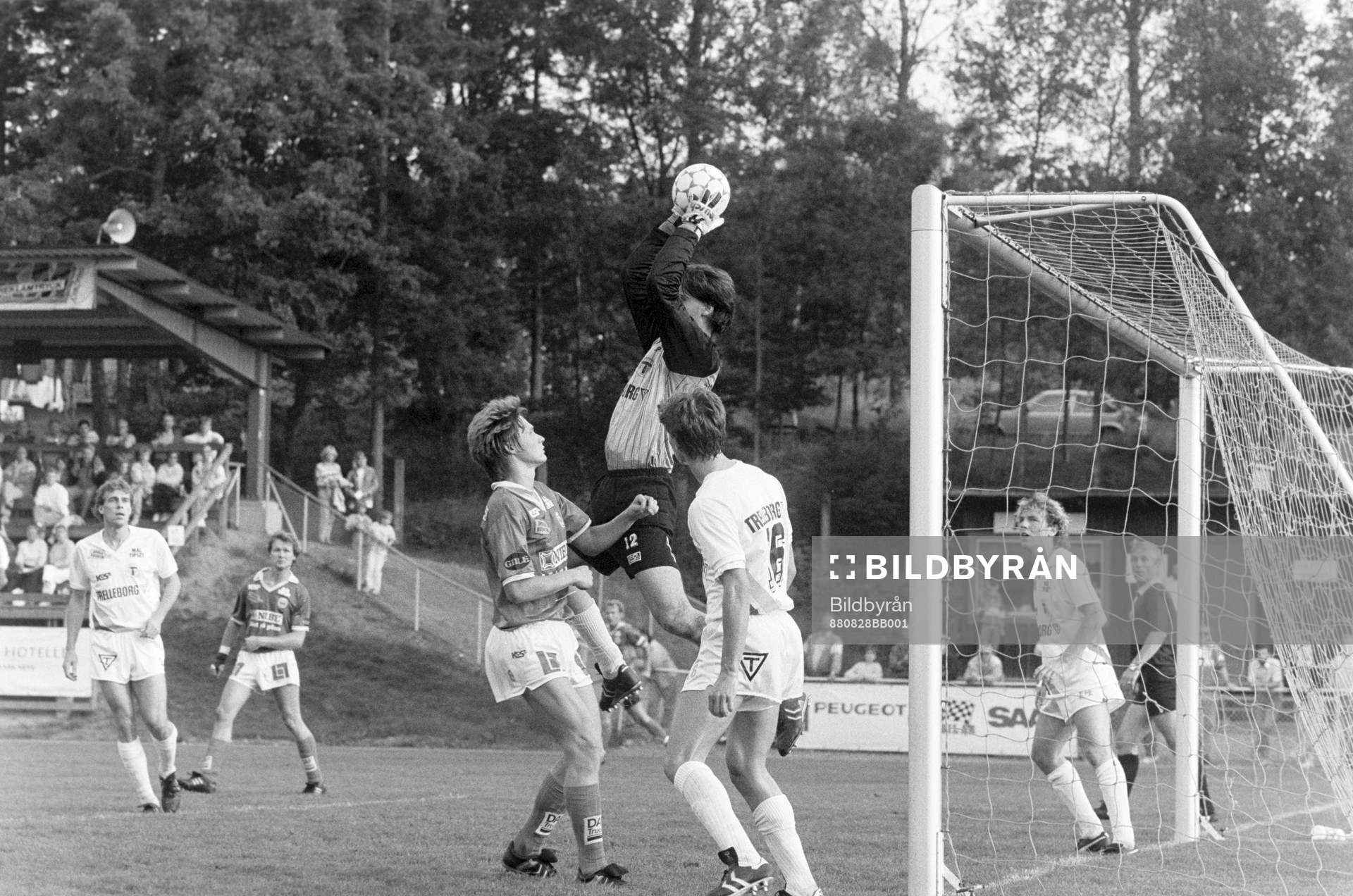Trelleborgs målvakt Magnus Pettersson greppar bollen
