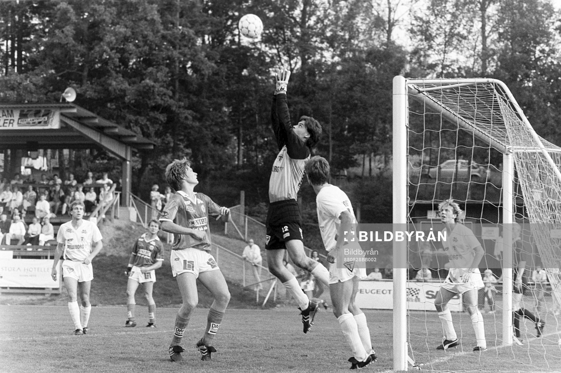 Trelleborgs målvakt Magnus Pettersson greppar bollen