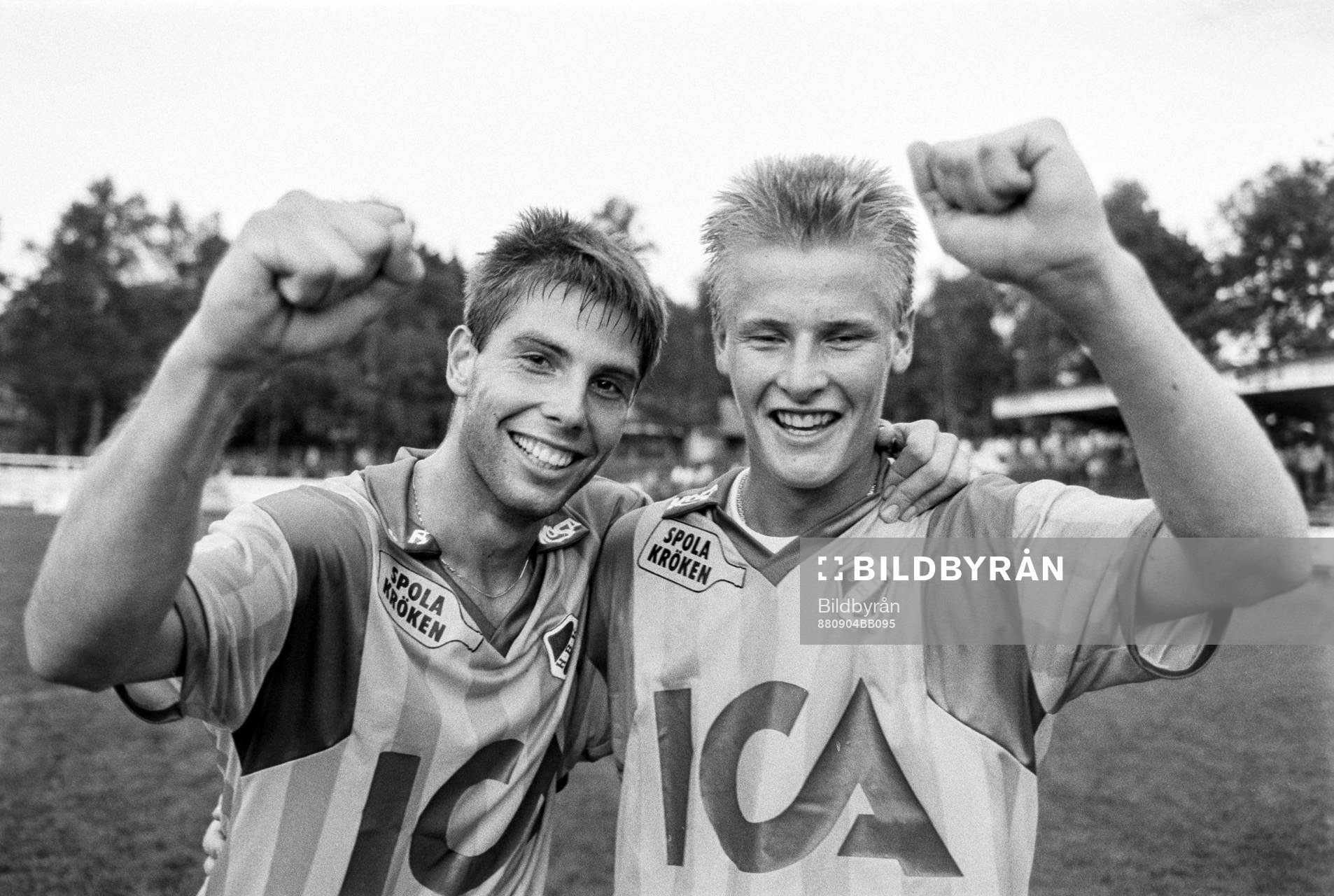 otboll, Div 1 södra, Markaryd - Halmstad, 1-2: Halmstads målskyttar Jonas Dahlgren och Anders Johansson efter matchen.
