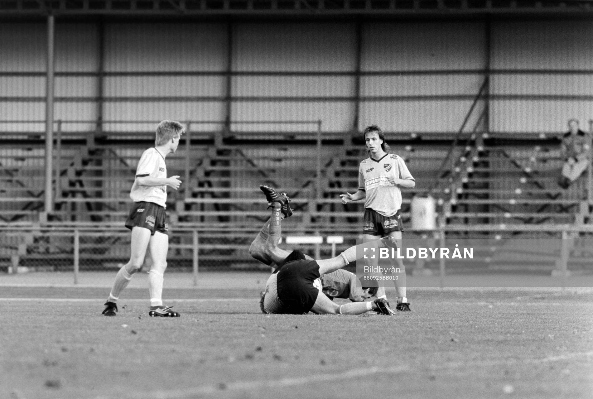  Fotboll, Div 1 södra, IFK Hässleholm - Elfsborg, 2-3: Elfsborgs Lennart Johansson kolliderar ned en hässleholmsspelare. I bakgrunden Christian Örn, Hässleholm.