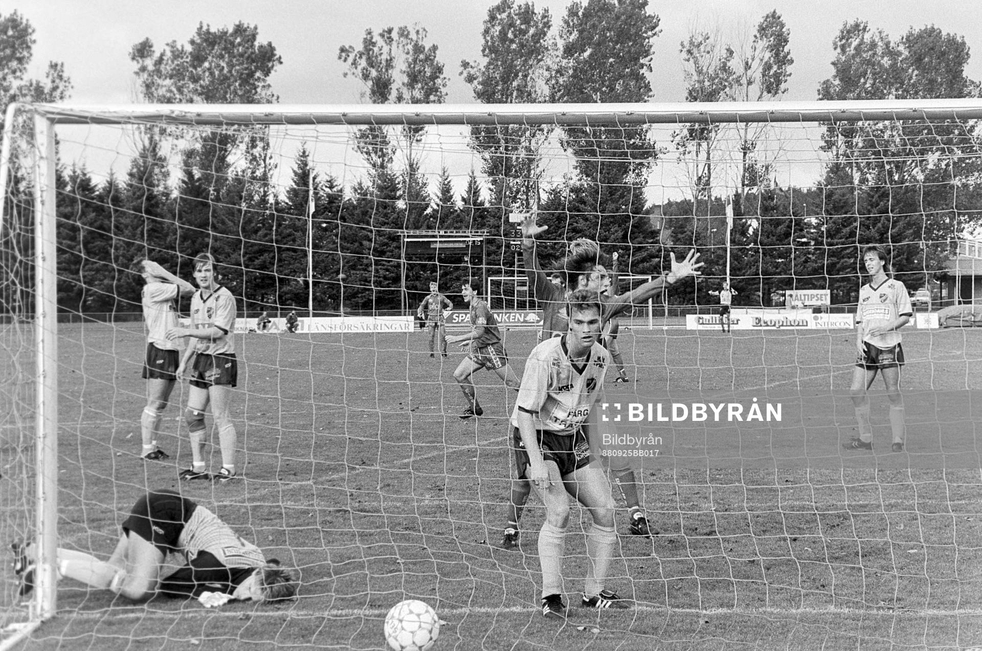  Fotboll, Div 1 södra, IFK Hässleholm - Elfsborg, 2-3: Bollen på väg in i mål bakom hässleholms målvakt Ola Wendel.