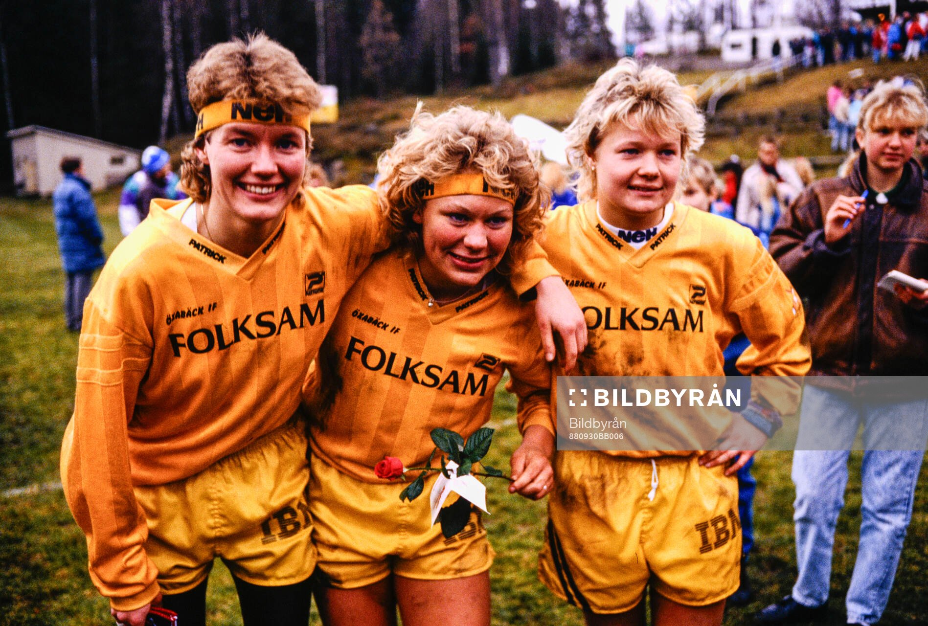 Fotboll, damallsvenskan (första), SM-final, Öxabäck - Jitex 6-2: Öxabäcks målskyttar Lena Videkull, Katarina Olsson och Anneli Andelén jublar.