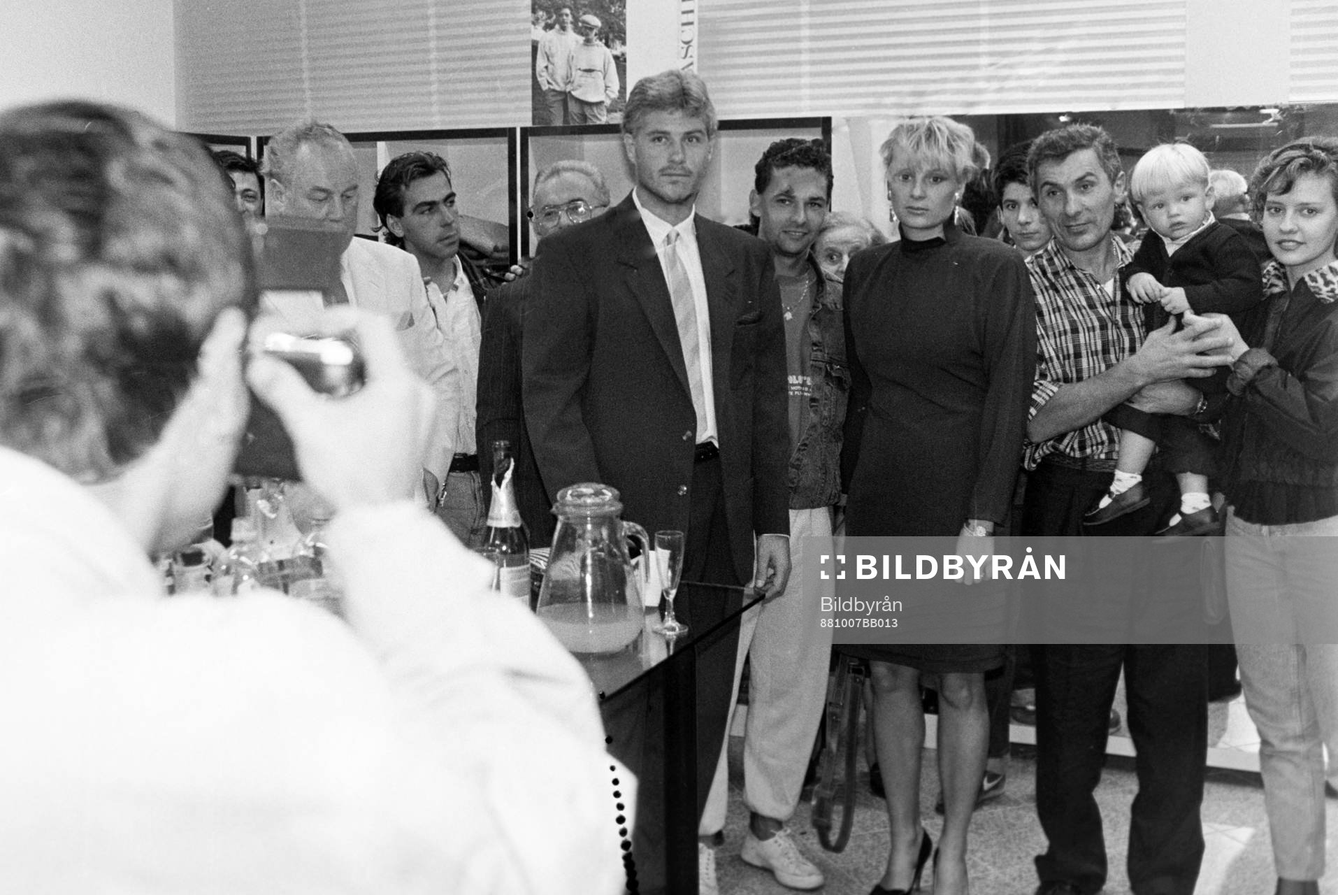 Glenn Hysén blir fotograferad