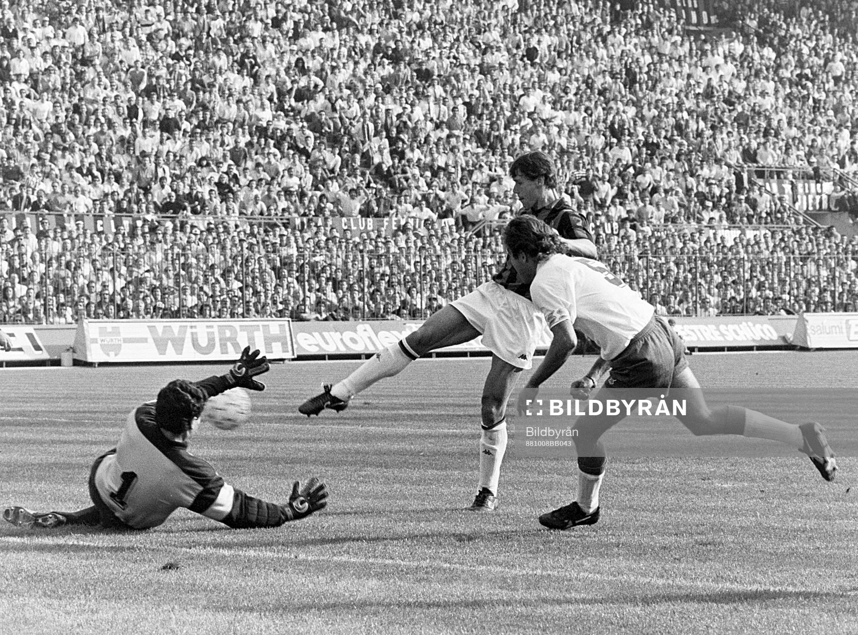 Marco Van Basten, Milan framför fiorentinas målvakt