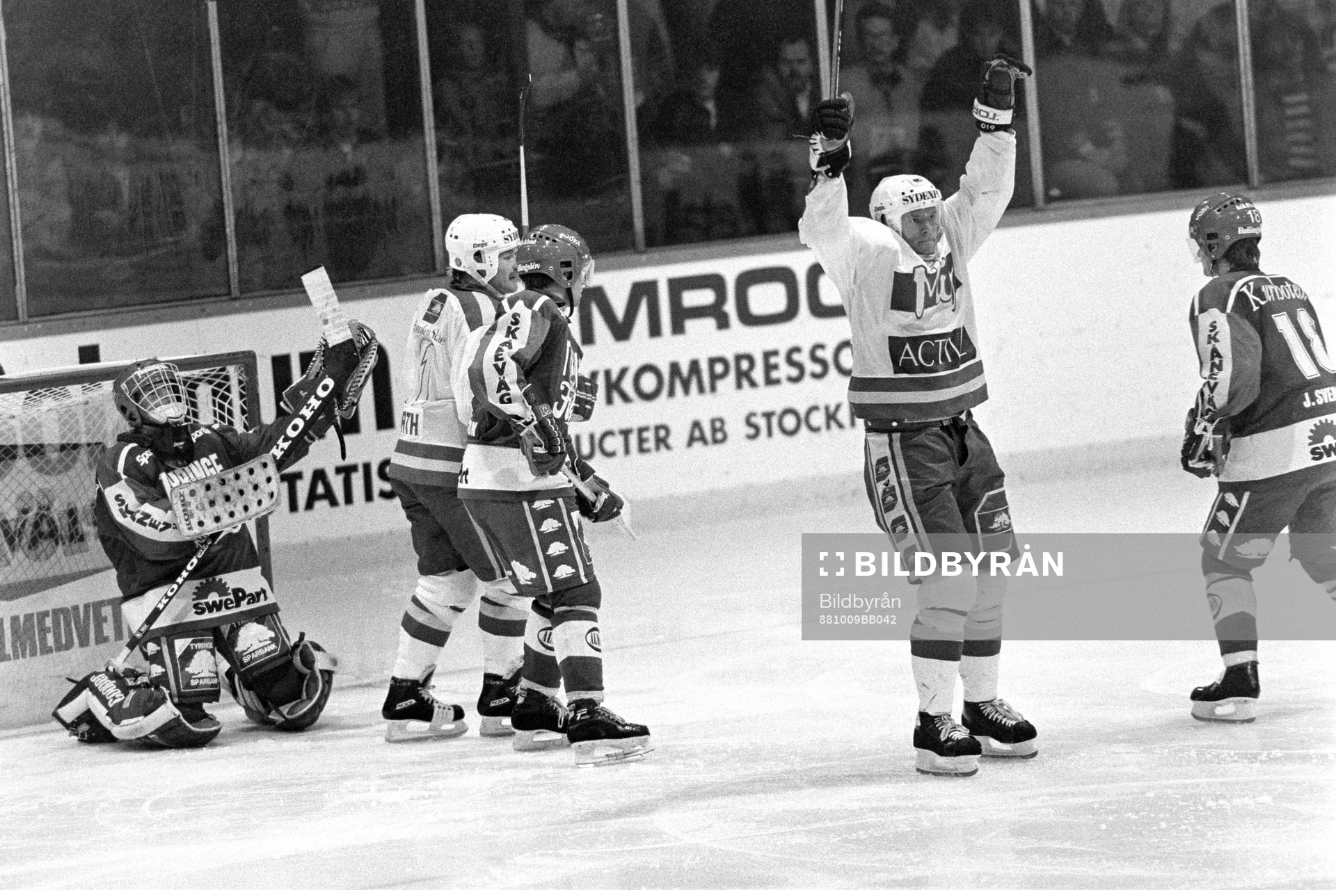 Pucken i mål bakom Magnus Swärdh, målvakt i Tyringe och