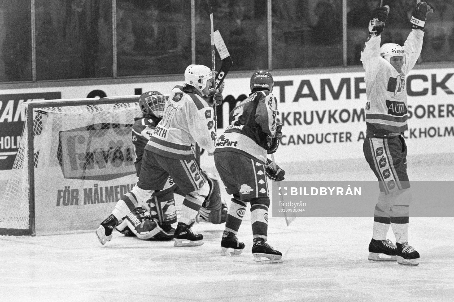 Pucken i mål bakom Magnus Swärdh, målvakt i Tyringe och