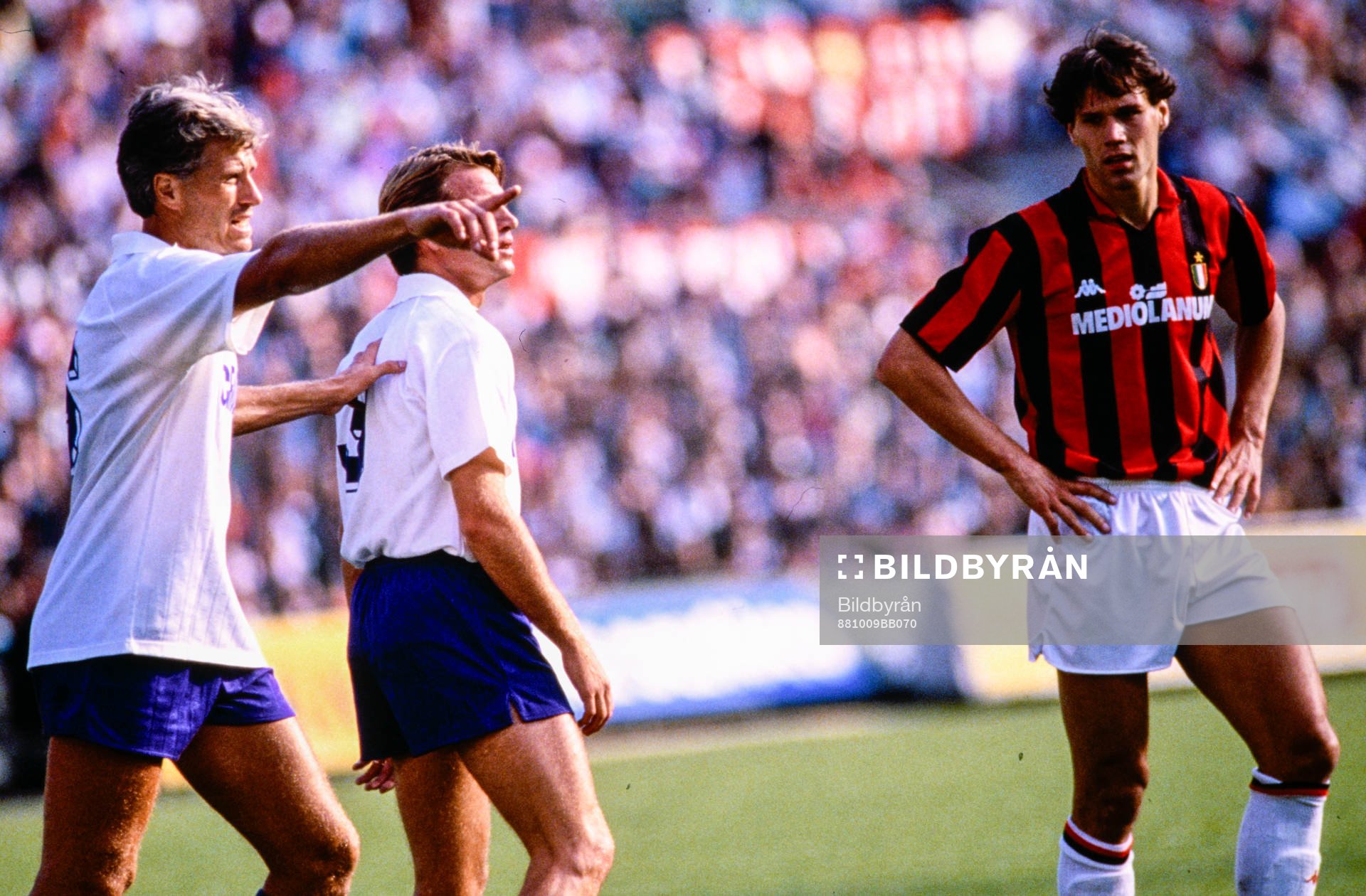 Fotboll, Serie A, Milan - Fiorentina: Milans Marco van Basten och Fiorentinas Glenn Hysén.