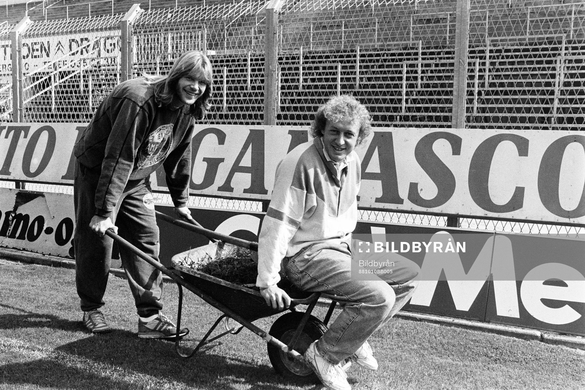  Glenn Strömberg med Robert Prytz, Atalanta i en skottkärra.
