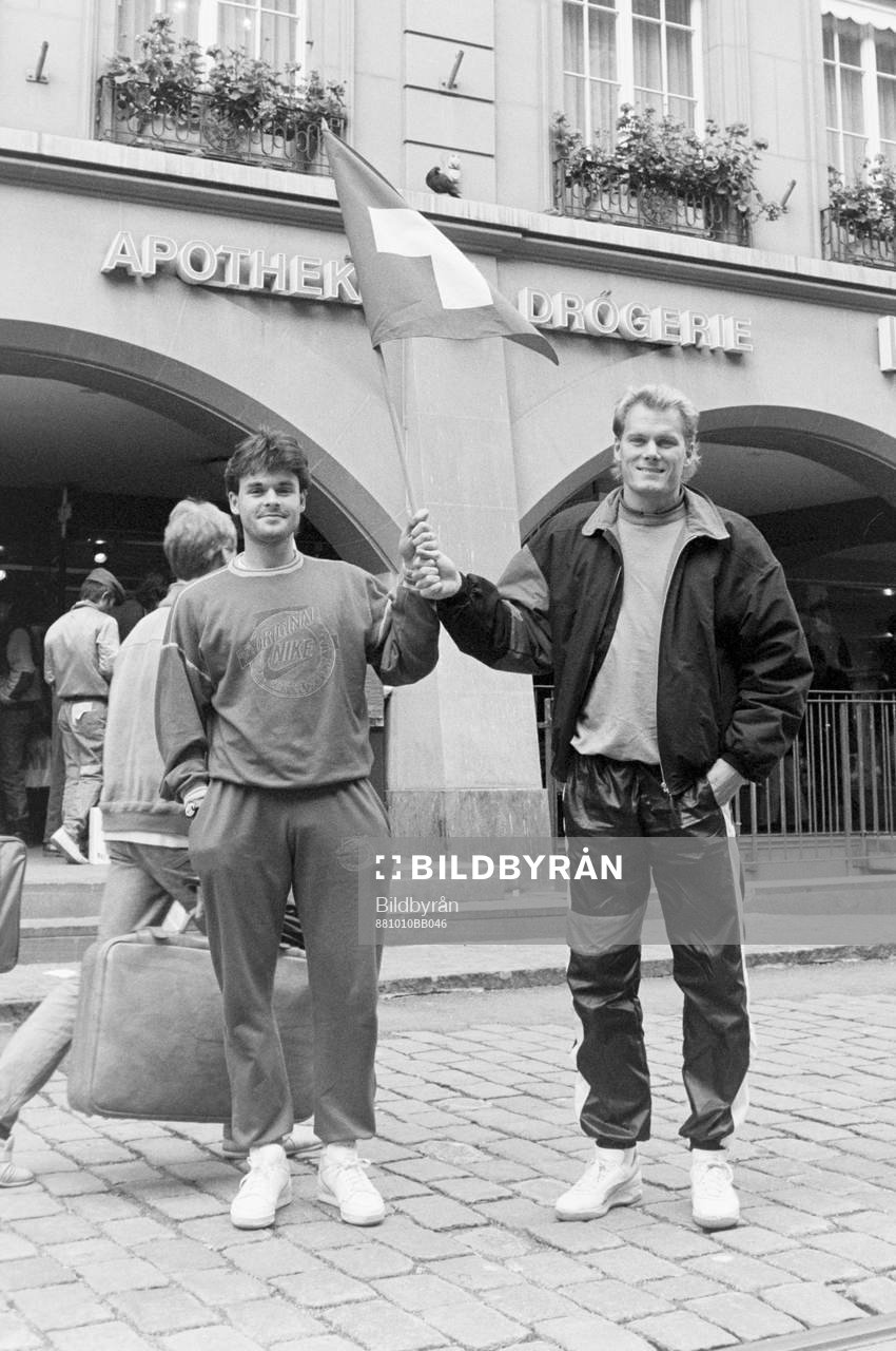 Anders Limpar och Björn Nilsson med en schweizisk flagga