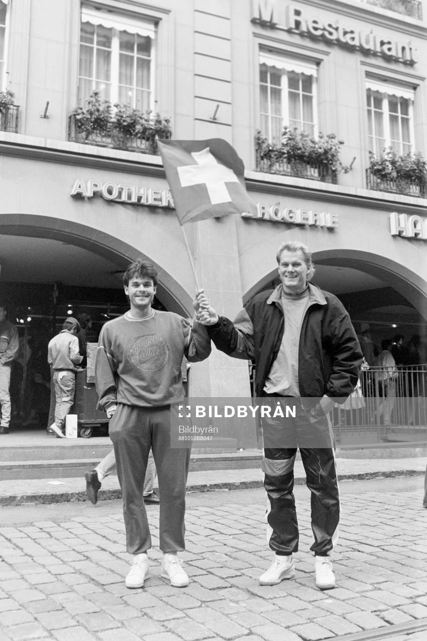 Anders Limpar och Björn Nilsson med en schweizisk flagga