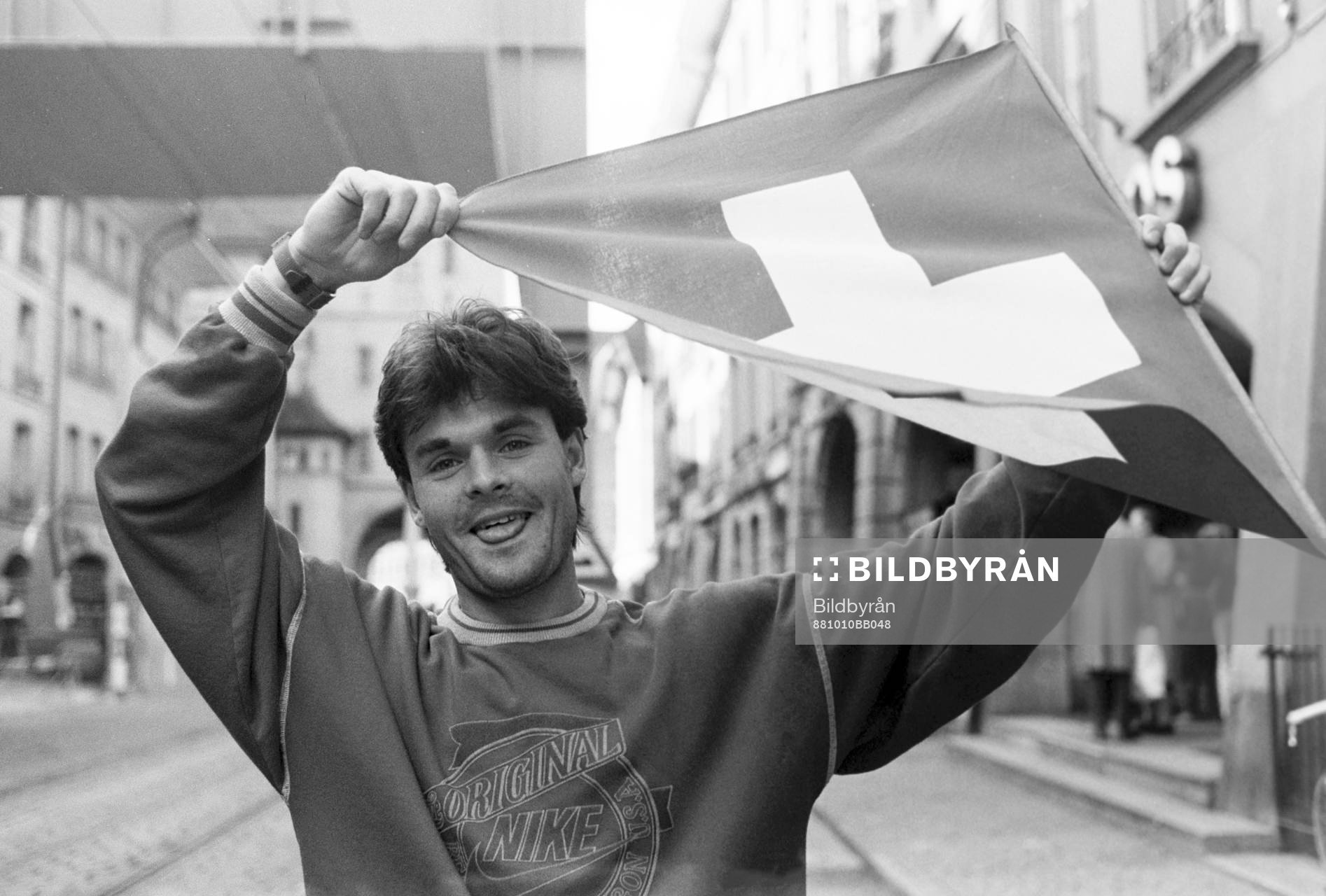 Anders Limpar med en schweizisk flagga