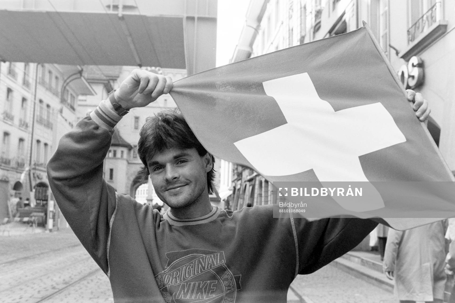 Anders Limpar med en schweizisk flagga