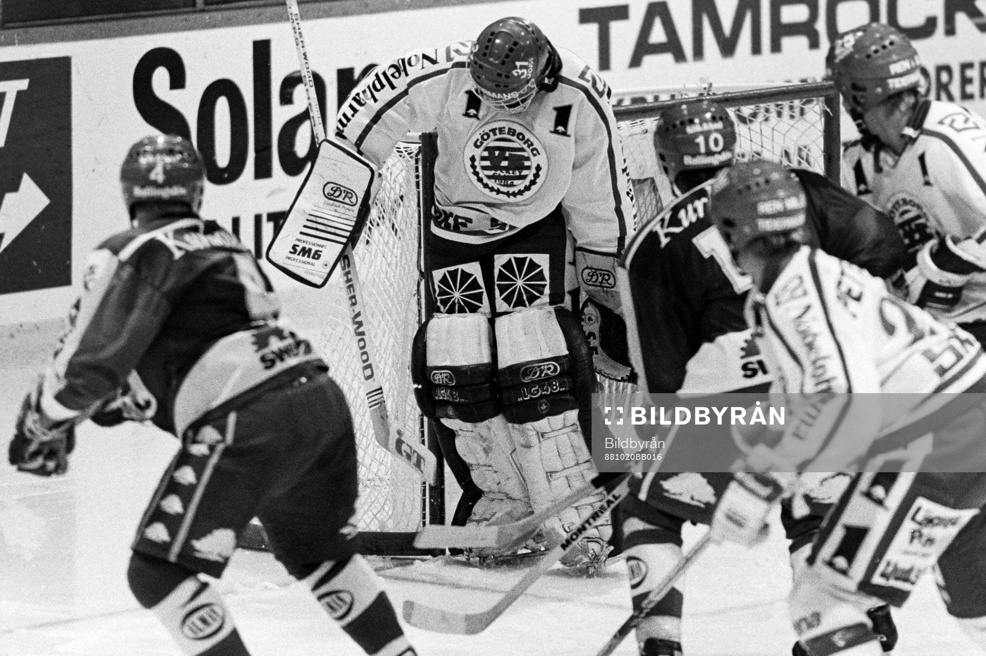 Trångt framför Per Lundbergh, målvakt i Frölunda