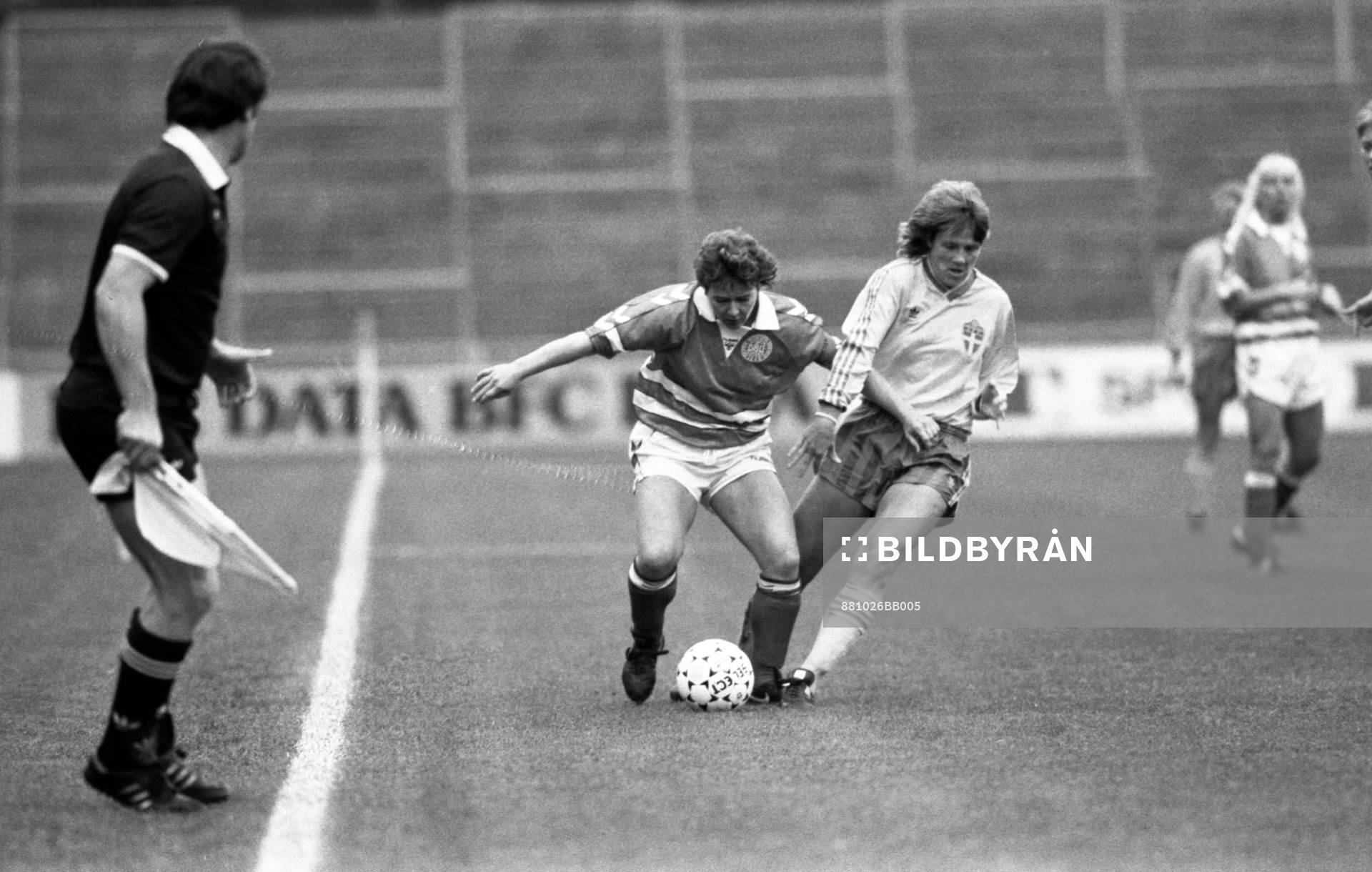 Pia Sundhage i kamp om bollen
