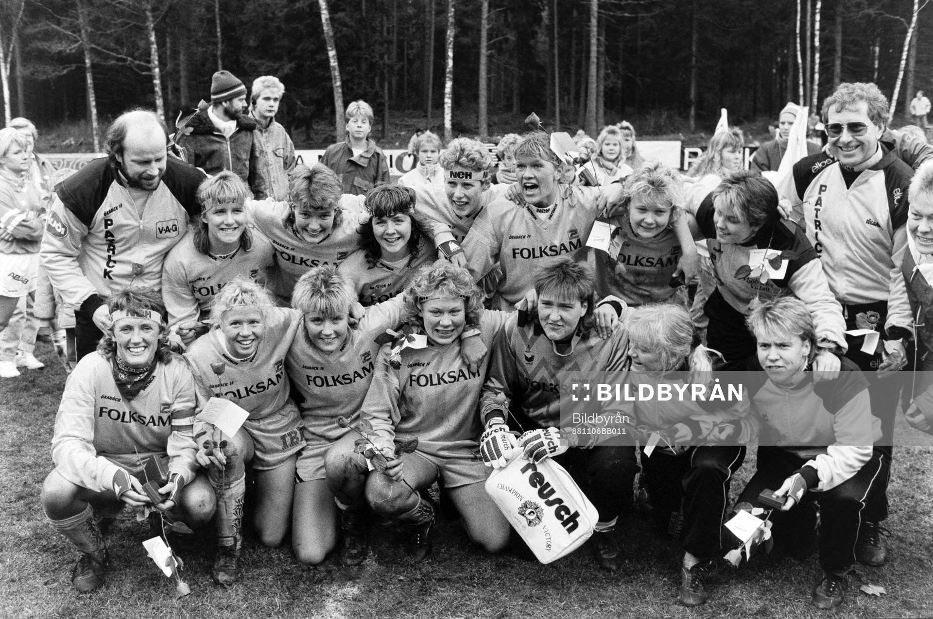 Fotboll, damer, SM-final, Öxabäck - Jitex, 4-0: Öxabäck svenska mästare. Bakre raden fr. v Kent Larsson, äss. tränare, Camilla Larsson, Lena Videkull, Pia Syrén, Anneli Andersson, Anette Lundin-Borgvall, Anneli Andersson, Andelén, Anette Henrysson, och Ulf Bergquist, tränare. Främre raden fr. v Marie Karlsson, Åsa Persson, Ulrika Kristoffersson, Katarina Olsson, Marina Persson, Tina Svanbring och Kerstin Johansson.