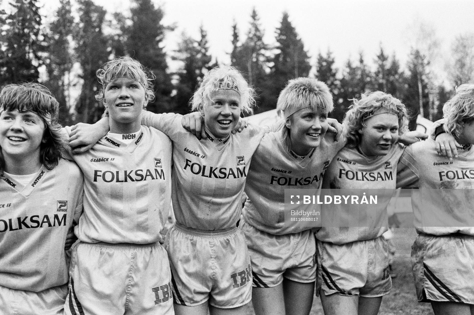 Fotboll, damer, SM-final, Öxabäck - Jitex, 4-0: Glada damer i Öxabäck efter segern. Fr, v Pia Syrén, Anette Lundin-Borgvall, Åsa Persson, Ulrika Kristoffersson och Katarina Olsson.