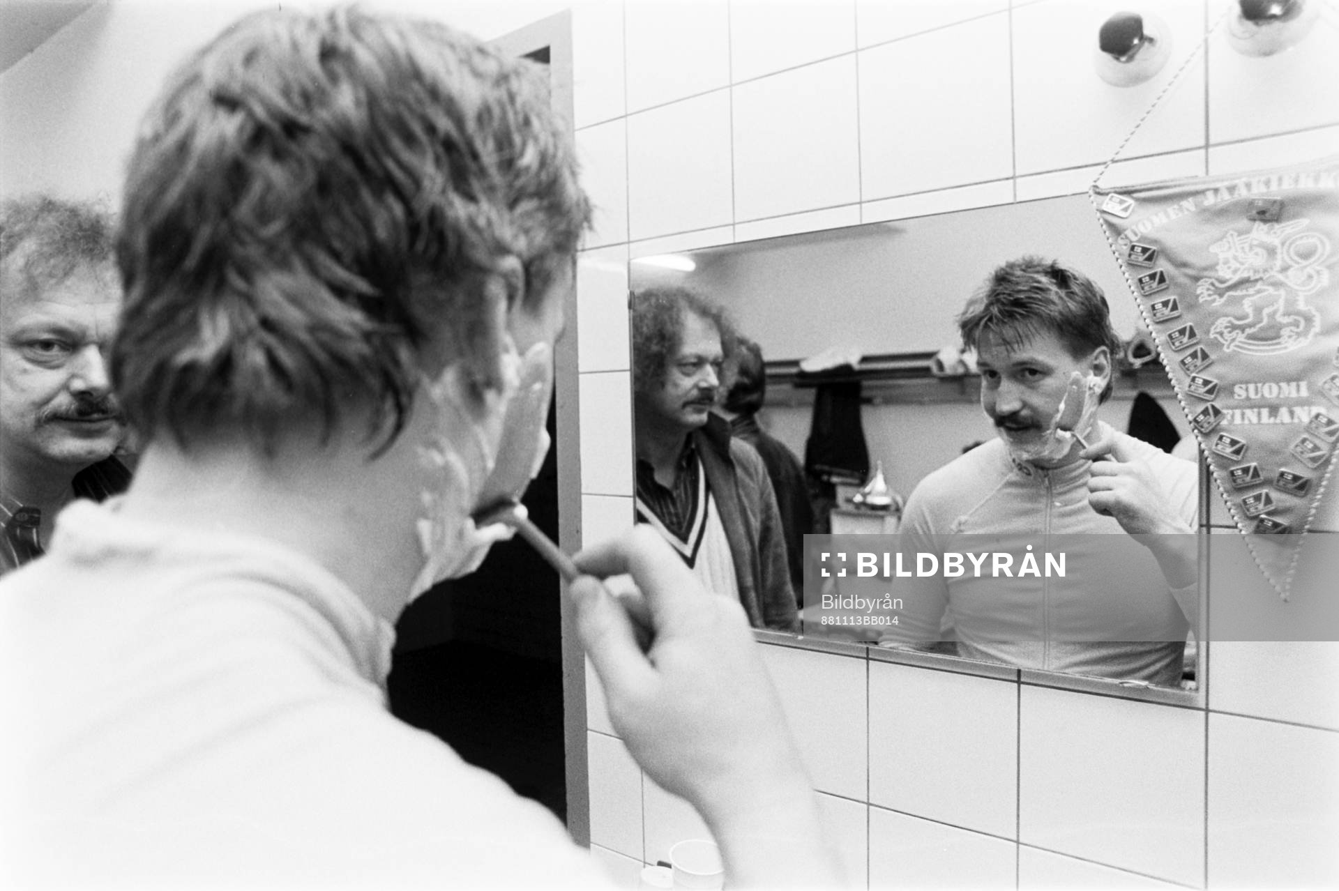 Sveriges målvakt Peter Lindmark rakar sig i