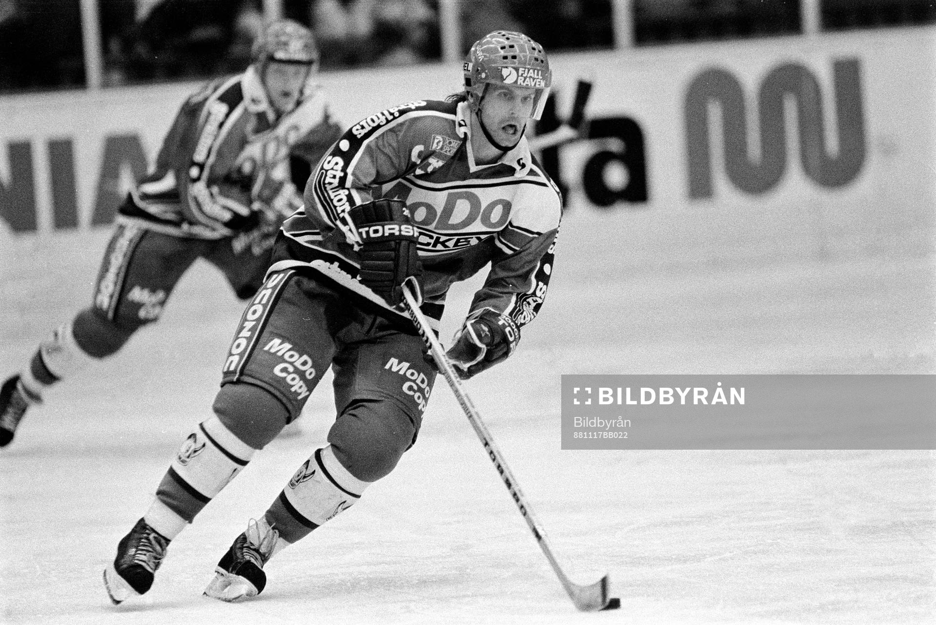 Mikael Hjälm, Modo
