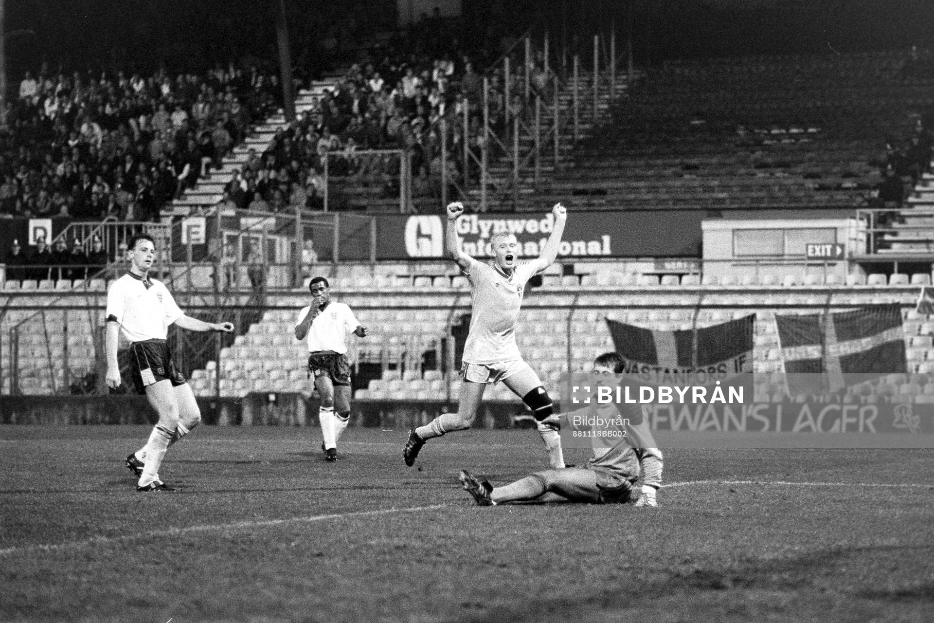 Klas Ingesson gör mål för Sverige
