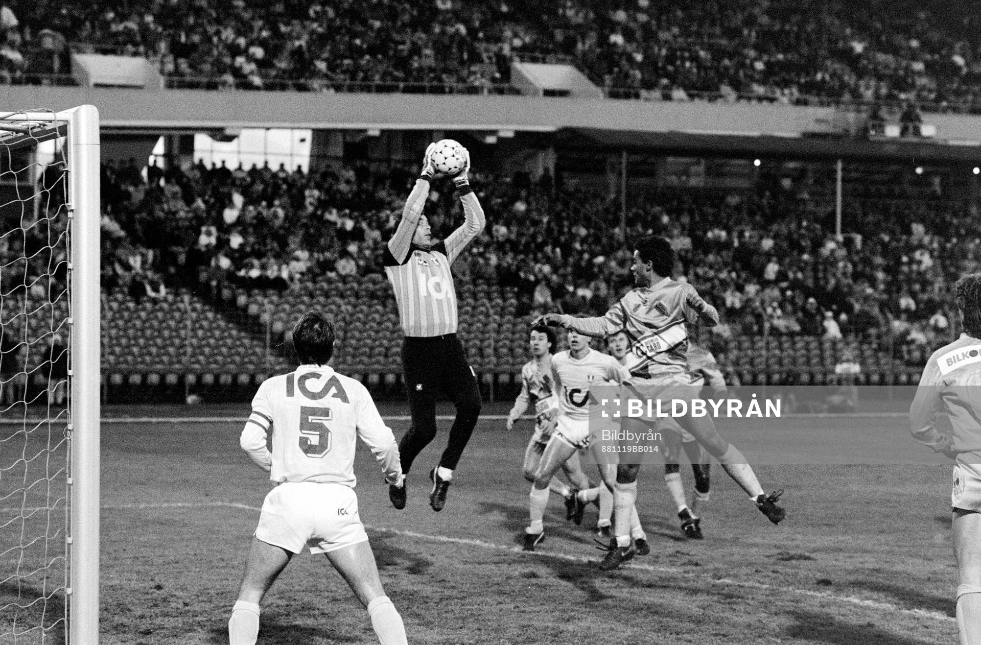 Jan Möller, målvakt i Malmö greppar bollen