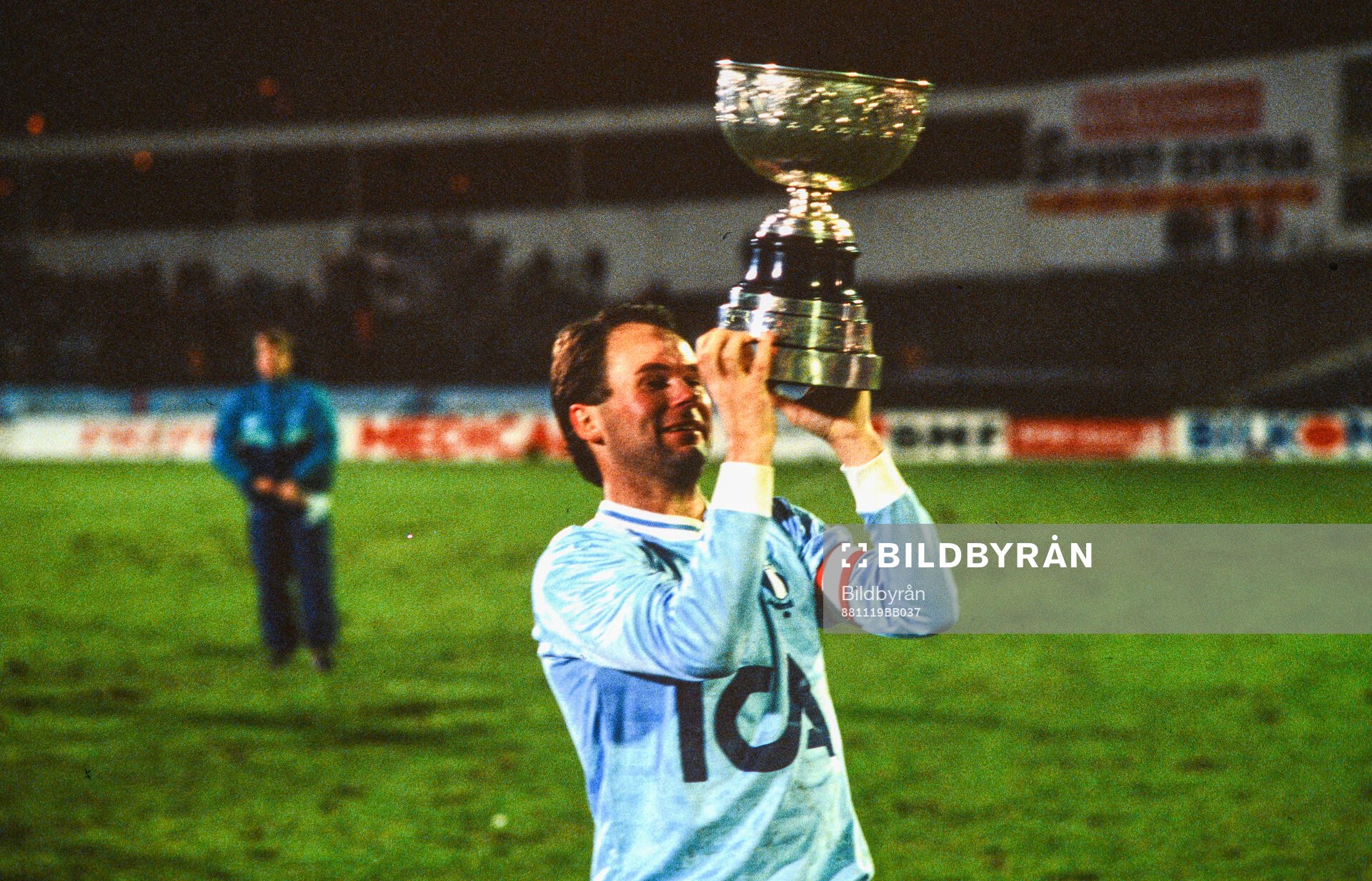 Fotboll, Allsvenskan, SM-Final 2, Malmö FF - Djurgården 7-3: Malmös lagkapten Magnus Andersson med von Rosens pokal.