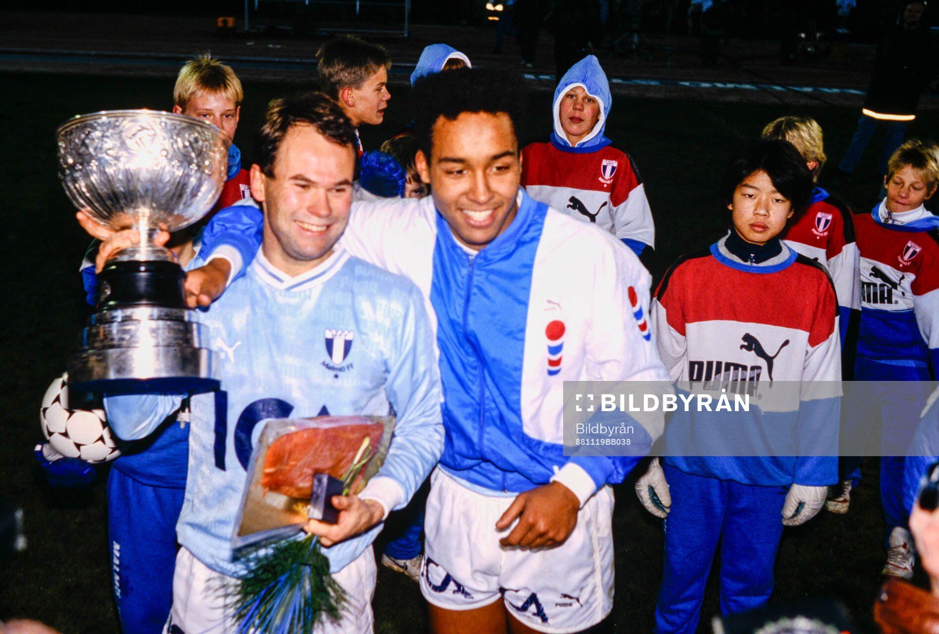 Fotboll, Allsvenskan, SM-Final 2, Malmö FF - Djurgården 7-3: Malmös Magnus Andersson och Martin Dahlin firar SM-guldet med von Rosens pokal.