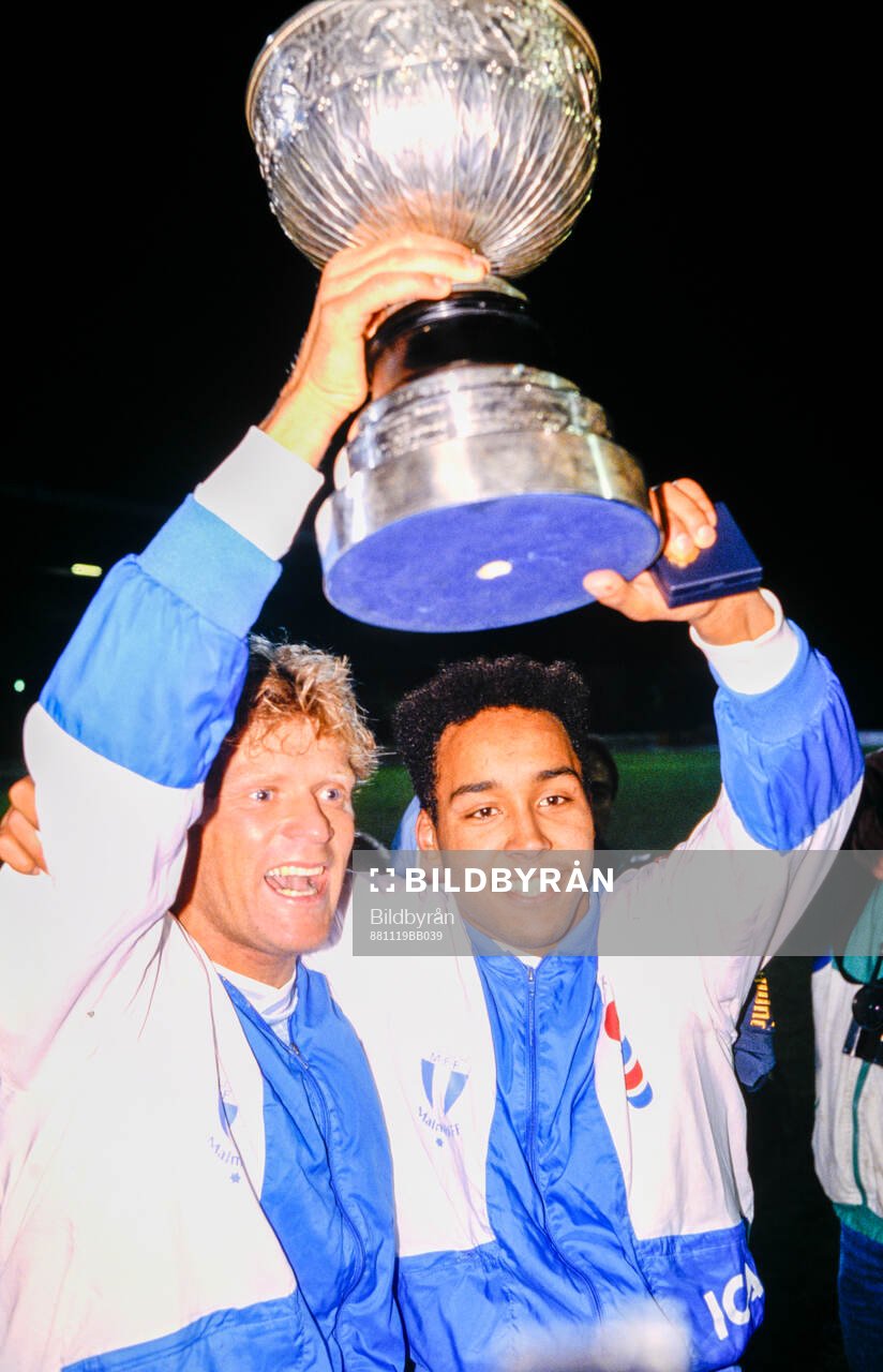 Fotboll, Allsvenskan, SM-Final 2, Malmö FF - Djurgården 7-3: Malmös Håkan Lindman och Martin Dahlin firar SM-guldet med von Rosens pokal.