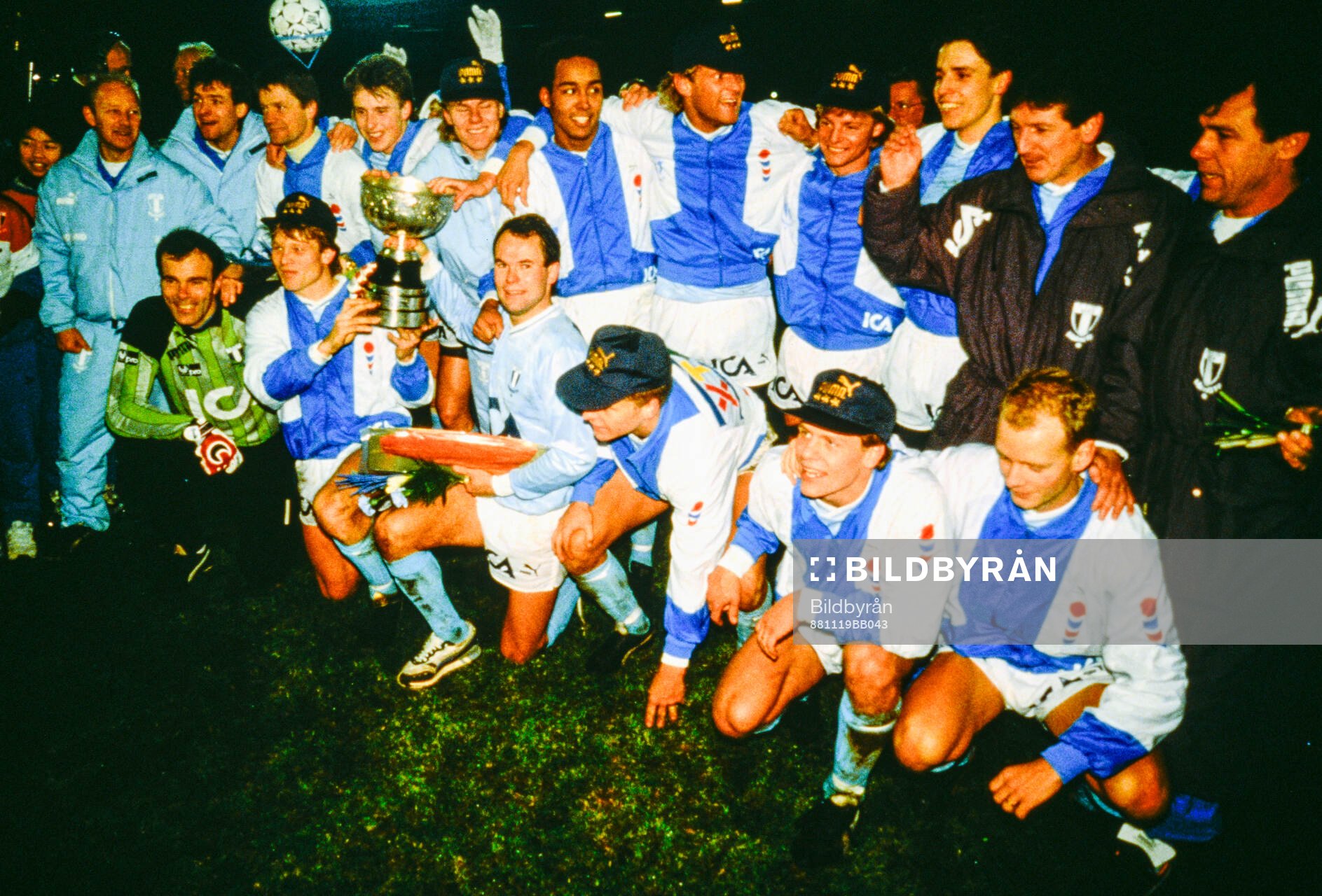 Fotboll, Allsvenskan, SM-Final 2, Malmö FF - Djurgården 7-3: Malmös firar SM-guldet. Lagkapten Magnus Andersson med von Rosens pokal.