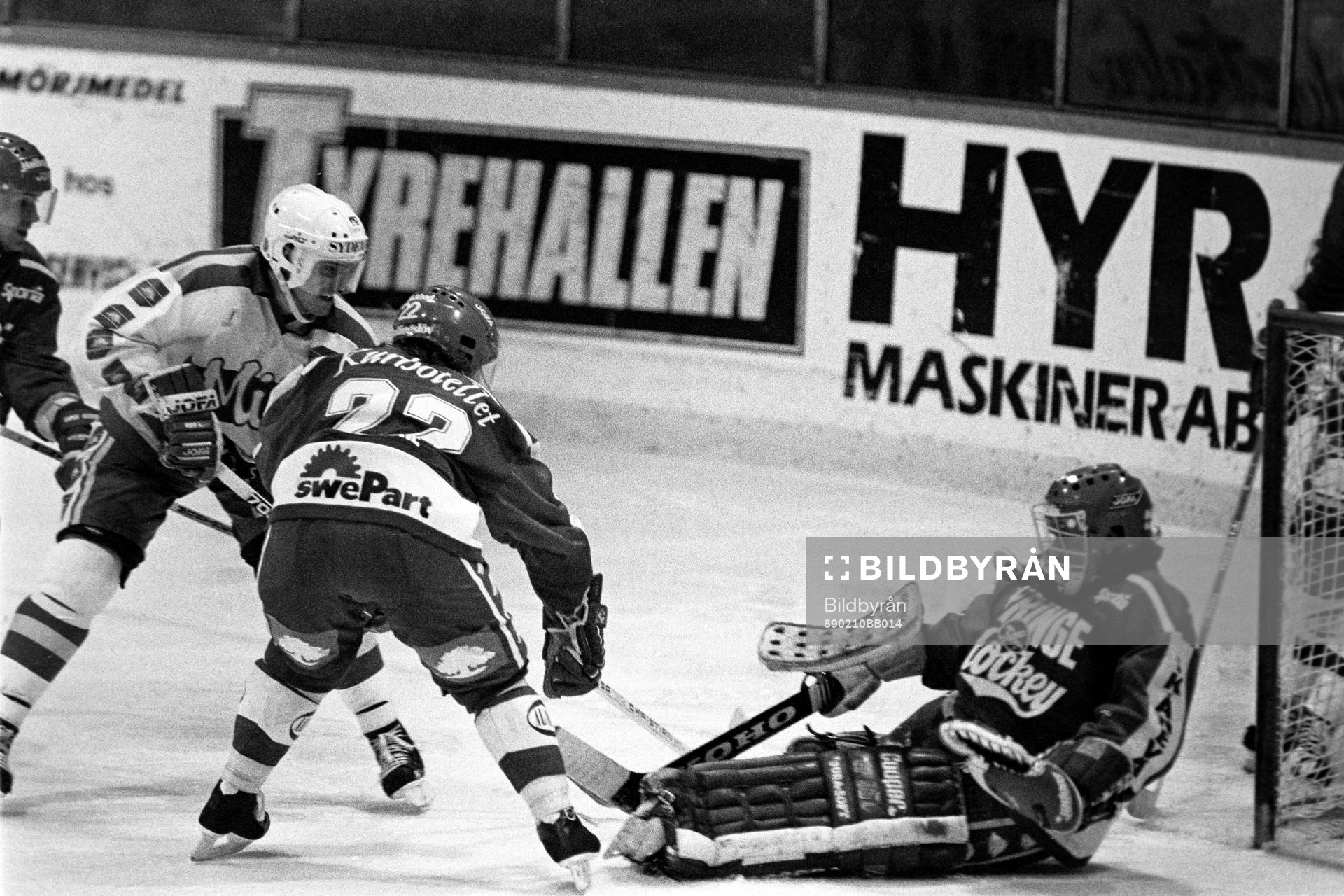 Tyringes Skeeter Moore hjälper Magnus Swärdh, målvakt i
