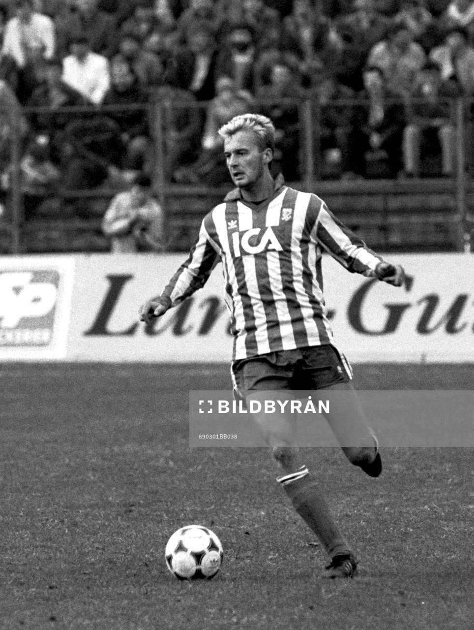  Göteborgs Lars Zetterlund med bollen.
© Bildbyrån - 12527