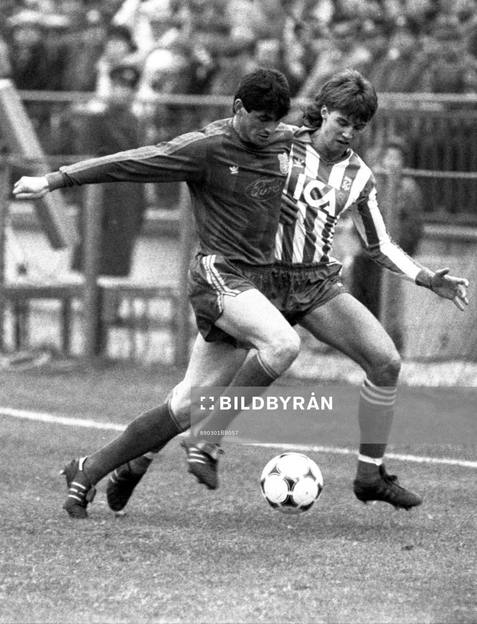  Peter Eriksson, Göteborg i kamp om bollen.
© Bildbyrån - 12527