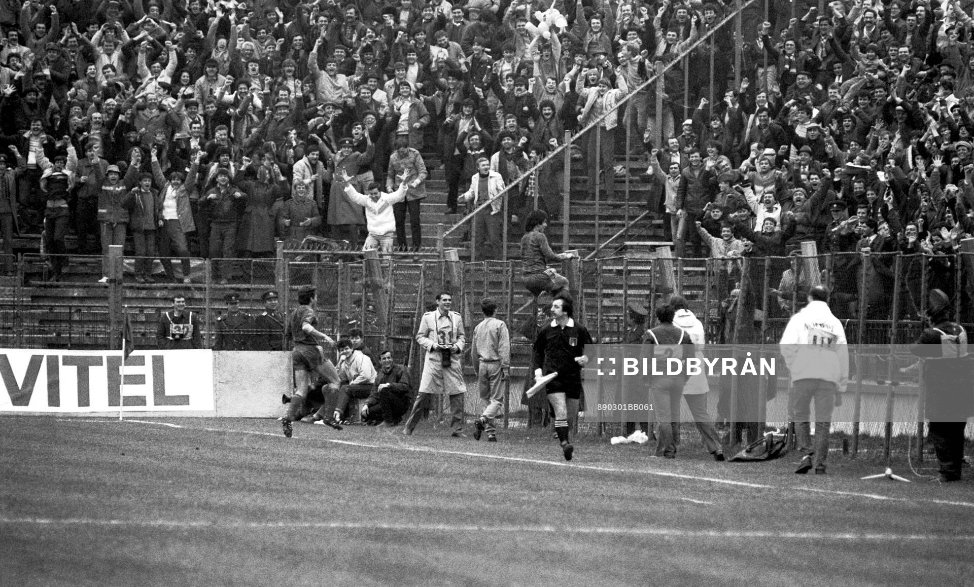  Bukarest och fansen jublar efter ett av målen.
© Bildbyrån - 12527