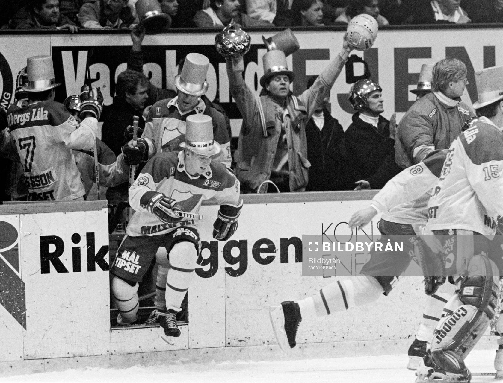 Jubel när spelarna lämnar båset när sm-guldet är