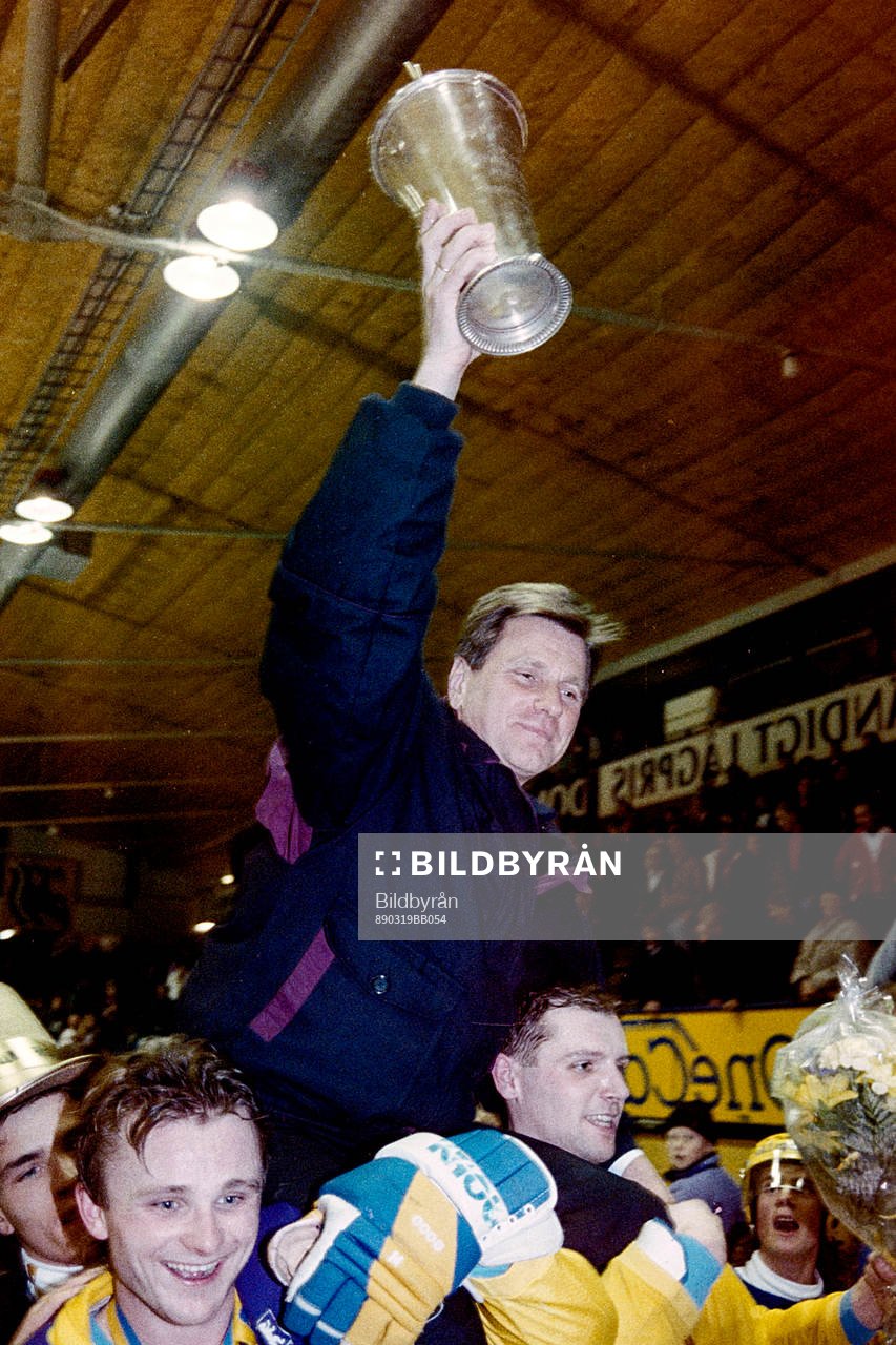 Djurgårdens tränare Ingvar Carlsson hissas