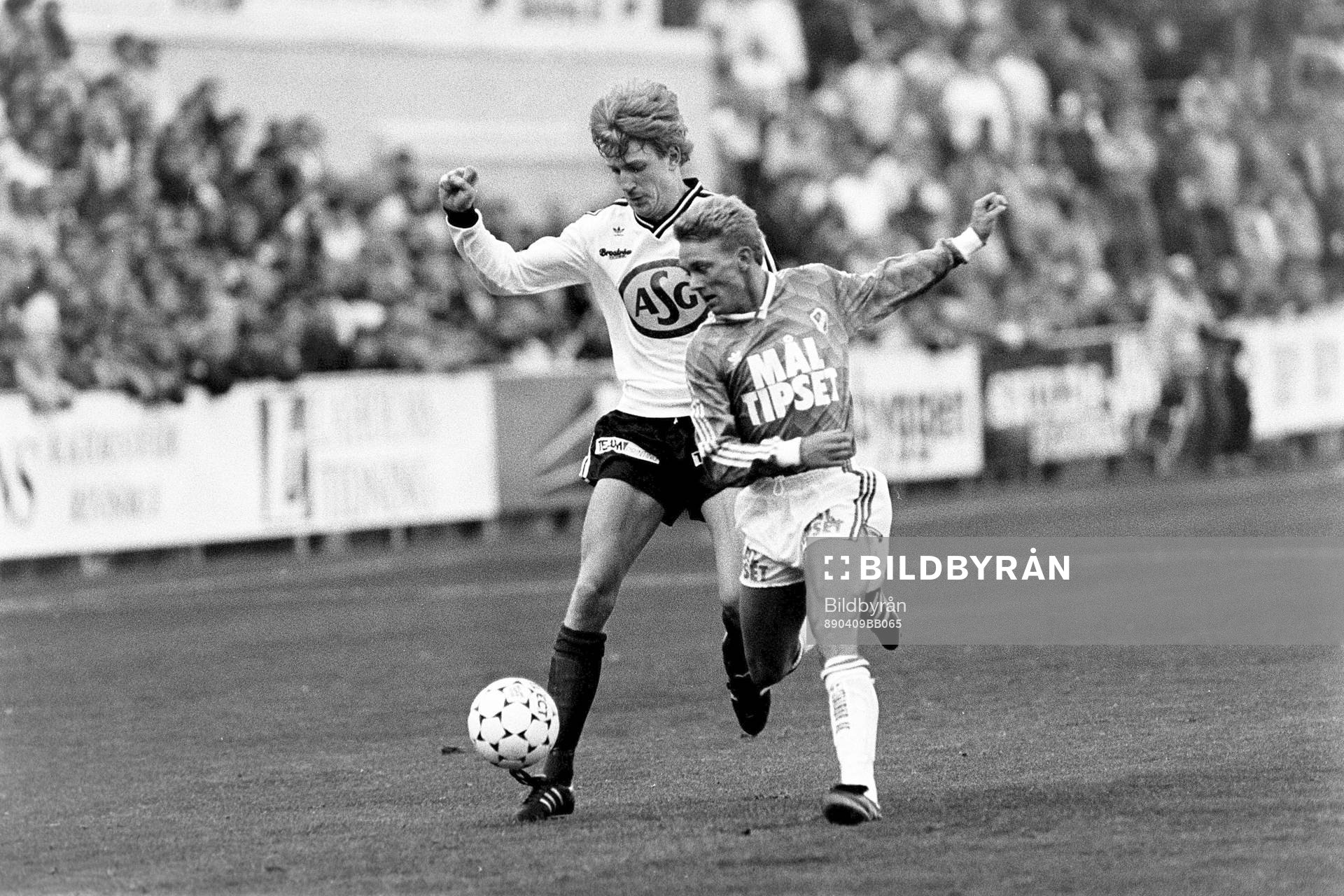 Fotboll, Allsvenskan, Halmstad BK - Örebro, 1-2: Jörgen Dunberg, Örebro i kamp om bollen.