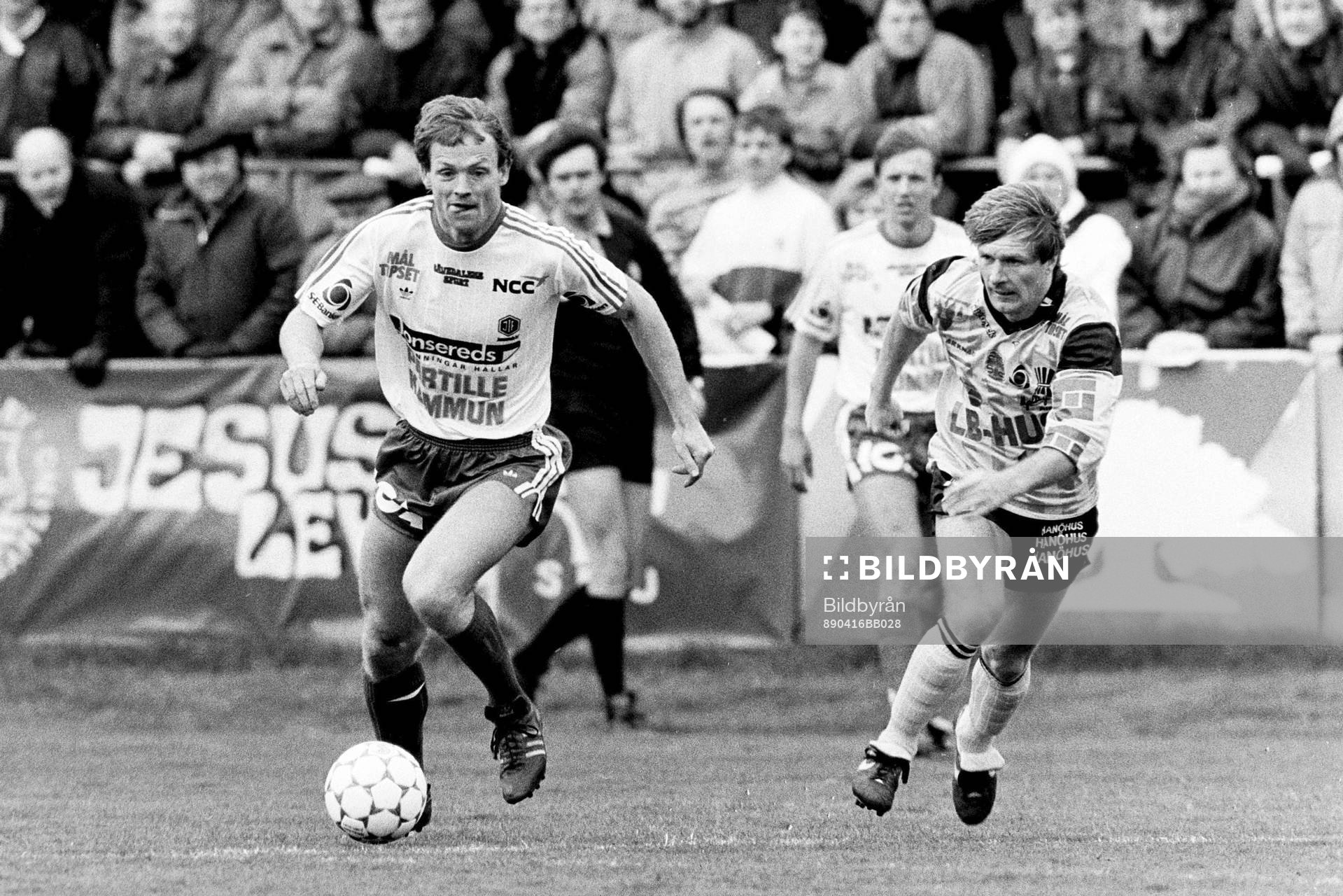 Torbjörn Nilsson, spelande tränare i Jonsered med bollen