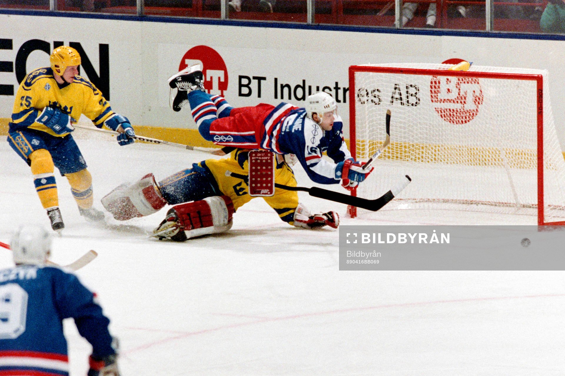 Patrick Lafontaine, USA flyger över sveriges målvakt