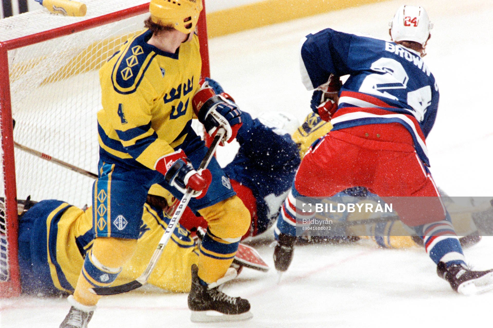 Douglas Brown, USA framför Peter Lindmark, målvakt i